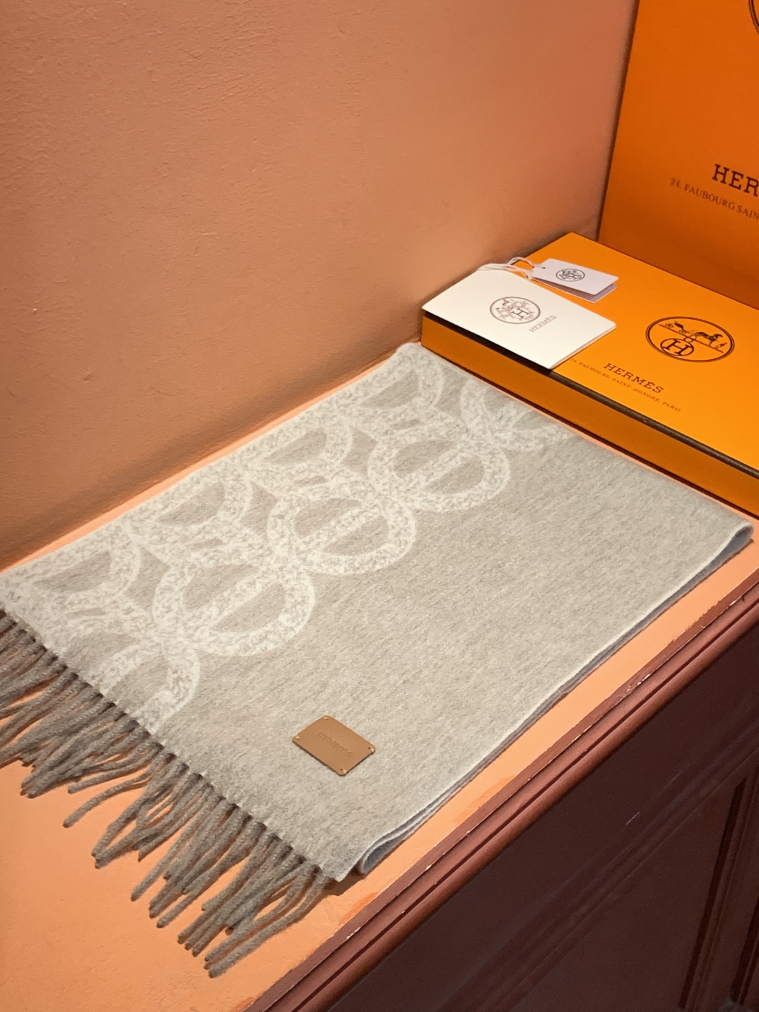 爱马仕👍巴黎时装展商务男士女士羊绒围巾。代工厂臻选上乘的超细羊绒纤维 进行纯手工精梳处理 耗时耗力 再以