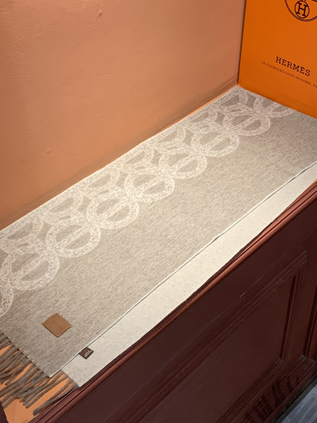 爱马仕👍巴黎时装展商务男士女士羊绒围巾。代工厂臻选上乘的超细羊绒纤维 进行纯手工精梳处理 耗时耗力 再以