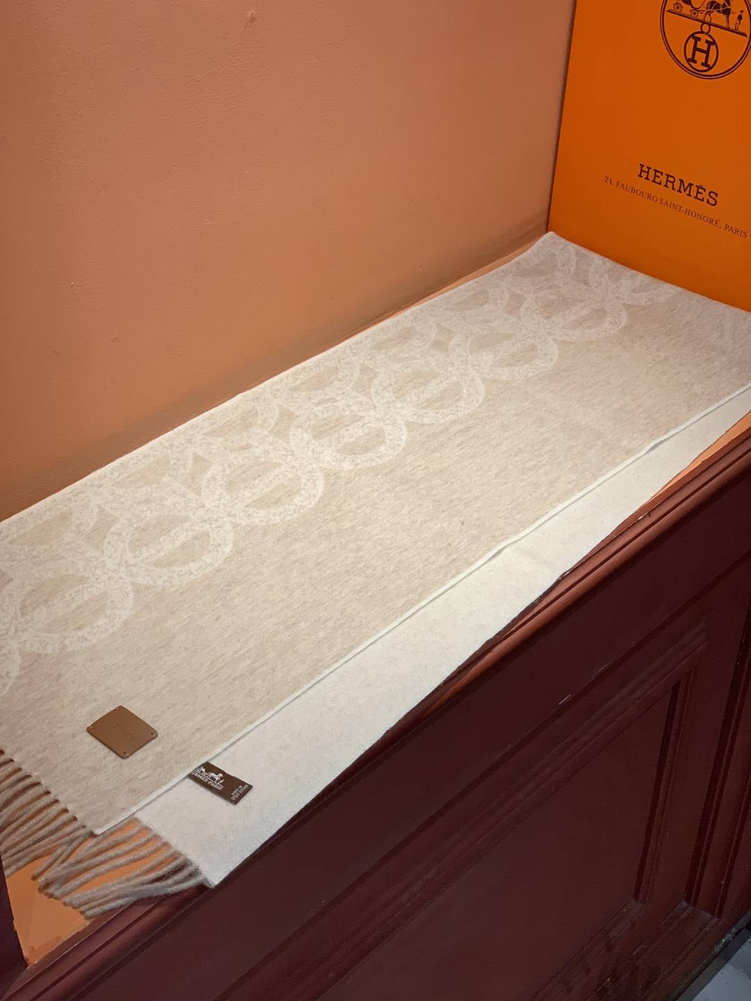 爱马仕👍巴黎时装展商务男士女士羊绒围巾。代工厂臻选上乘的超细羊绒纤维 进行纯手工精梳处理 耗时耗力 再以