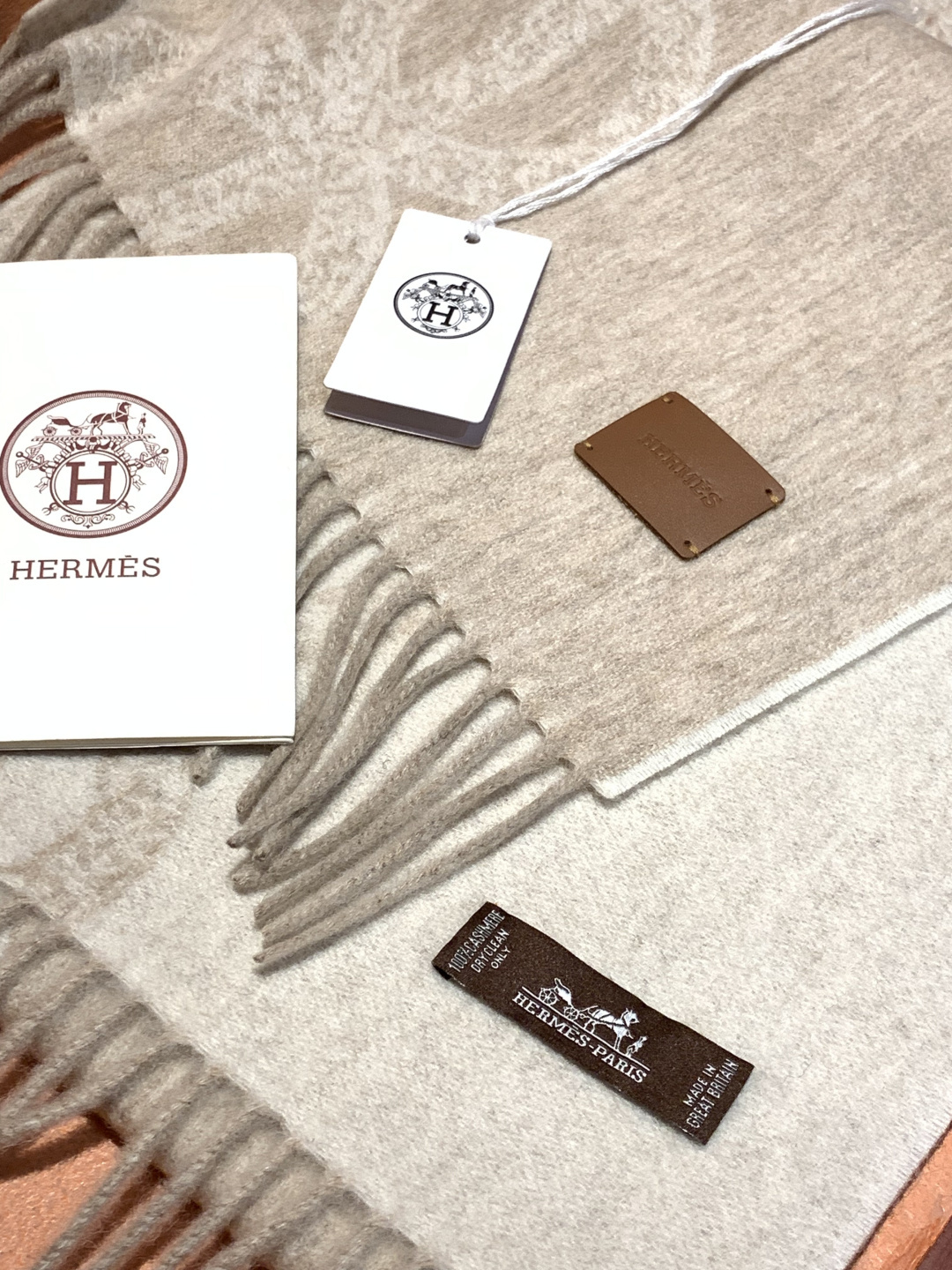 爱马仕👍巴黎时装展商务男士女士羊绒围巾。代工厂臻选上乘的超细羊绒纤维 进行纯手工精梳处理 耗时耗力 再以