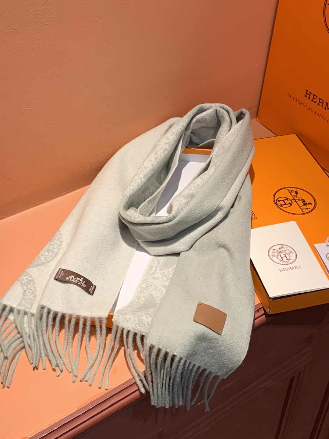 爱马仕👍巴黎时装展商务男士女士羊绒围巾。代工厂臻选上乘的超细羊绒纤维 进行纯手工精梳处理 耗时耗力 再以