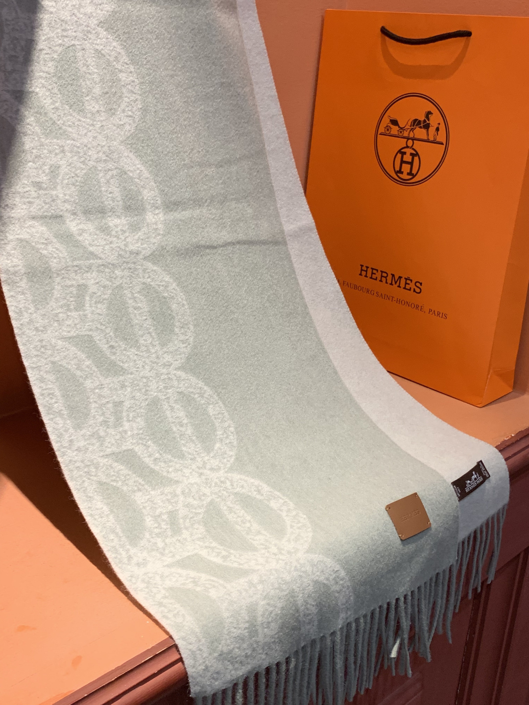 爱马仕👍巴黎时装展商务男士女士羊绒围巾。代工厂臻选上乘的超细羊绒纤维 进行纯手工精梳处理 耗时耗力 再以
