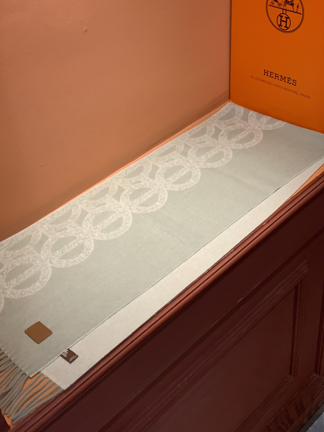 爱马仕👍巴黎时装展商务男士女士羊绒围巾。代工厂臻选上乘的超细羊绒纤维 进行纯手工精梳处理 耗时耗力 再以