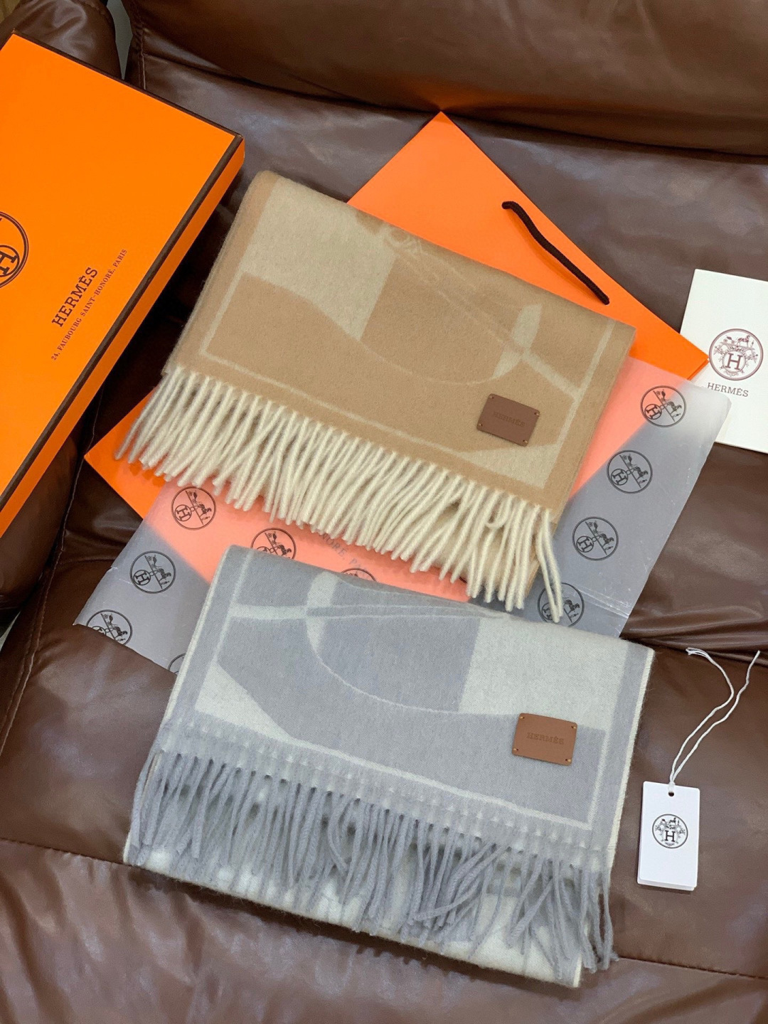 爱马仕👍巴黎时装展商务男士女士羊绒围巾。代工厂臻选上乘的超细羊绒纤维 进行纯手工精梳处理 耗时耗力 再以