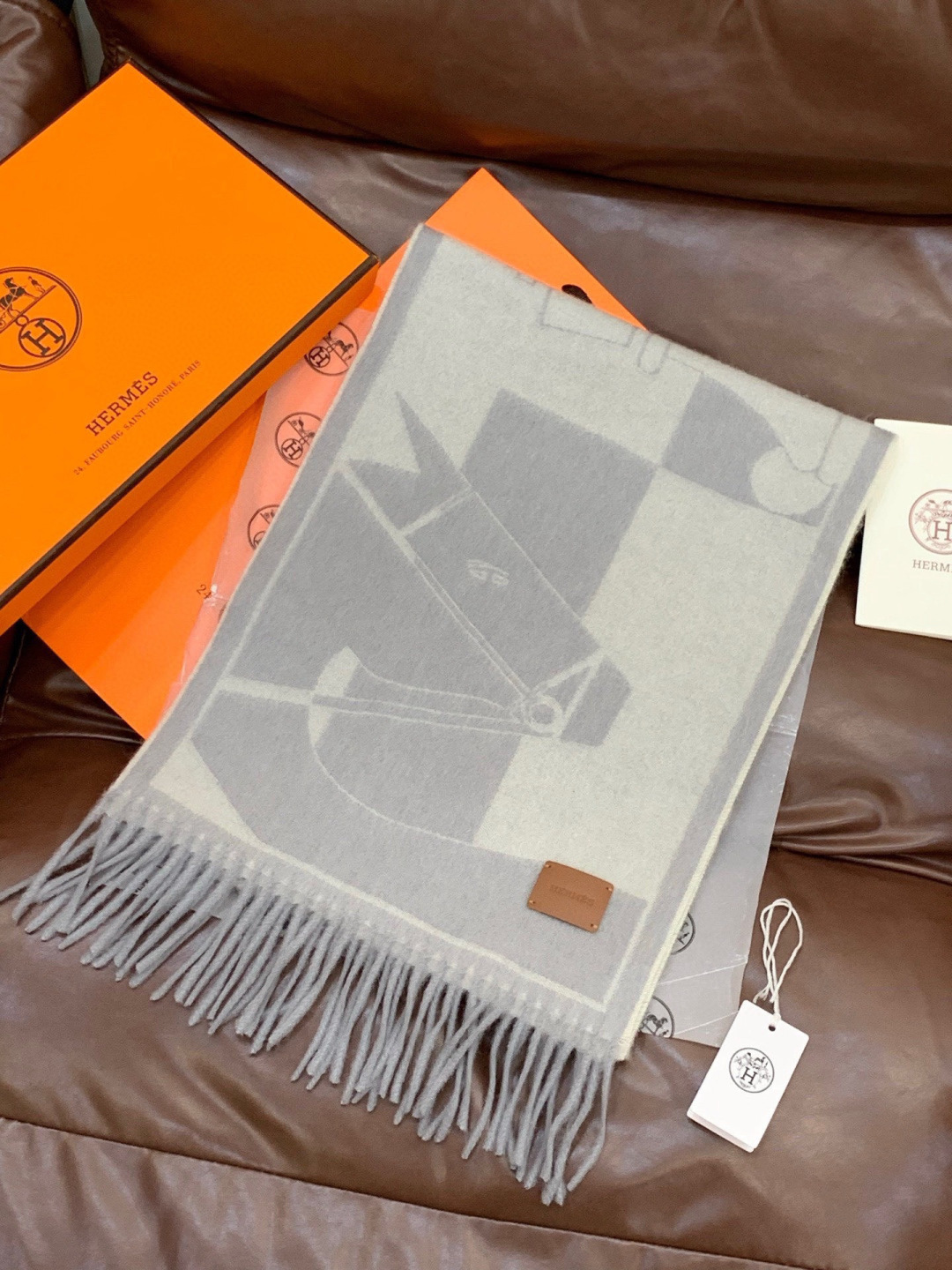 爱马仕👍巴黎时装展商务男士女士羊绒围巾。代工厂臻选上乘的超细羊绒纤维 进行纯手工精梳处理 耗时耗力 再以
