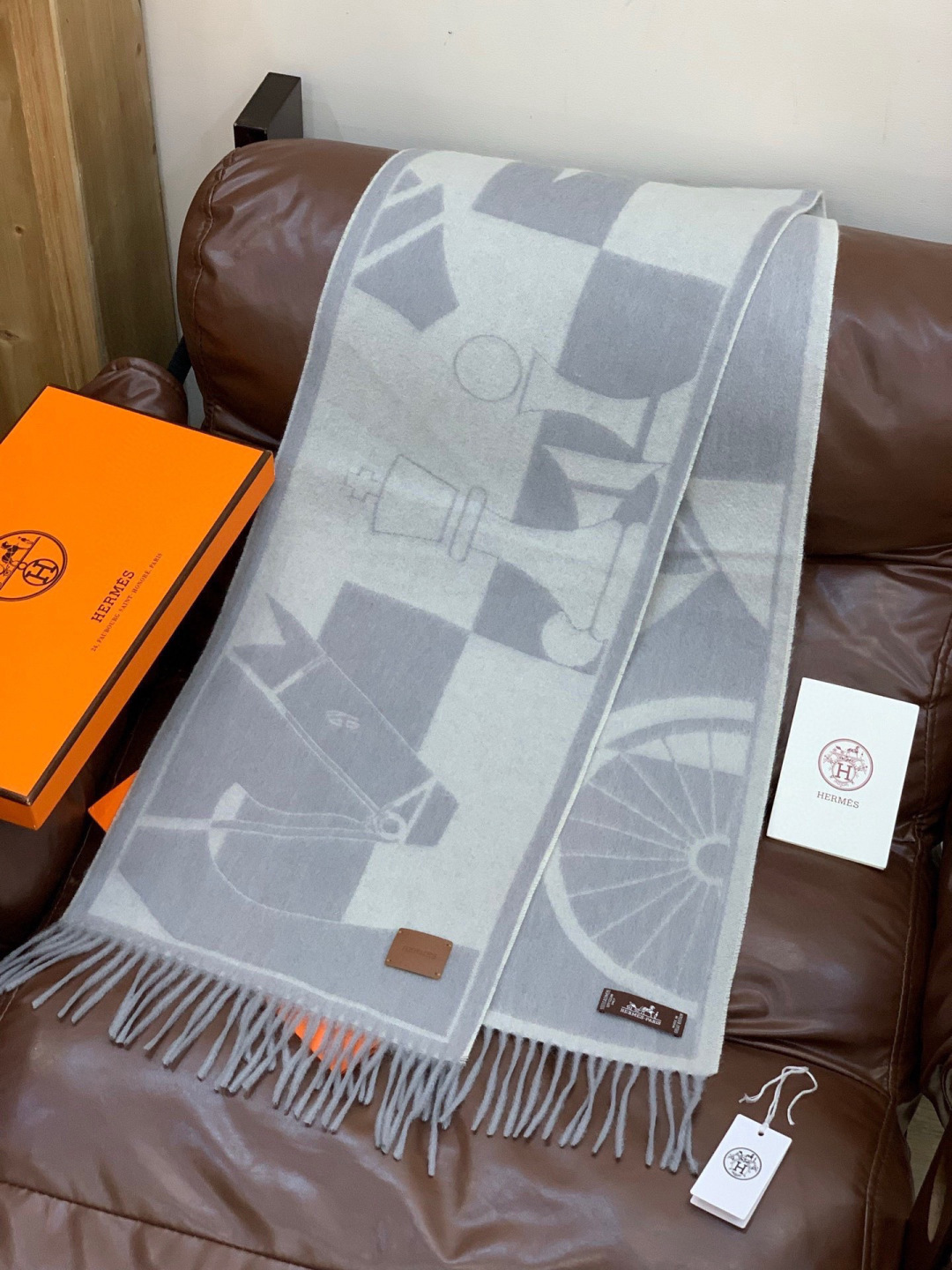 爱马仕👍巴黎时装展商务男士女士羊绒围巾。代工厂臻选上乘的超细羊绒纤维 进行纯手工精梳处理 耗时耗力 再以