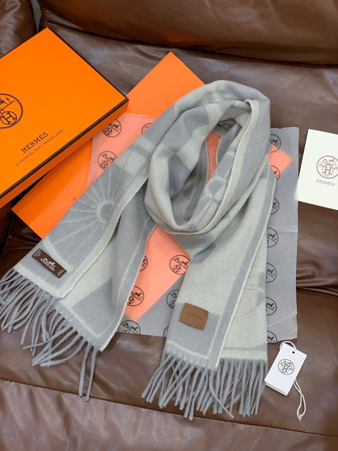 爱马仕👍巴黎时装展商务男士女士羊绒围巾。代工厂臻选上乘的超细羊绒纤维 进行纯手工精梳处理 耗时耗力 再以