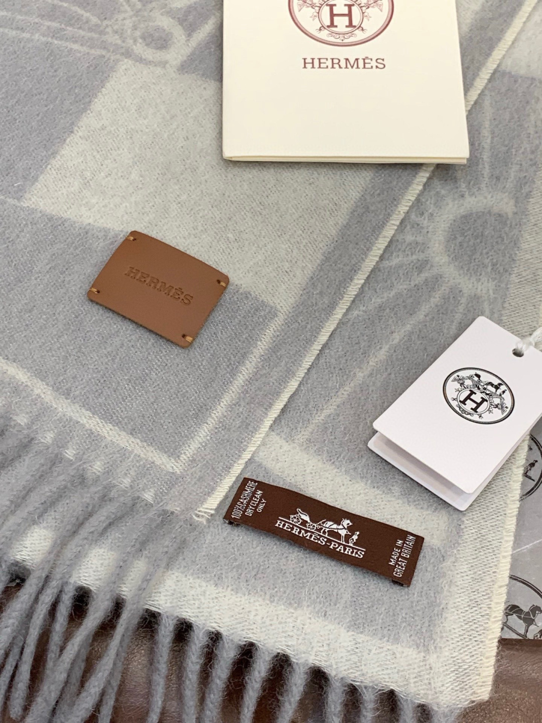 爱马仕👍巴黎时装展商务男士女士羊绒围巾。代工厂臻选上乘的超细羊绒纤维 进行纯手工精梳处理 耗时耗力 再以