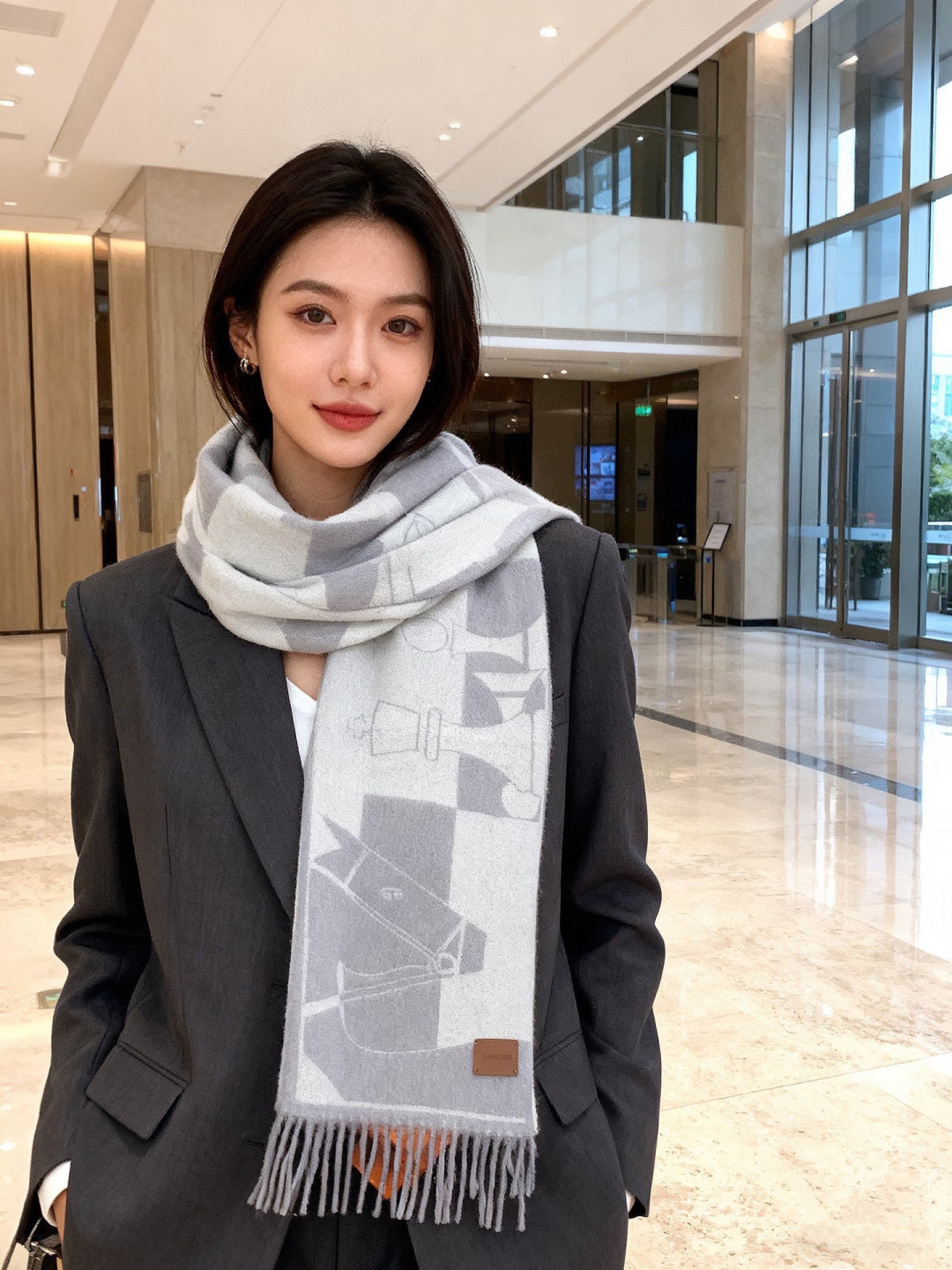 爱马仕👍巴黎时装展商务男士女士羊绒围巾。代工厂臻选上乘的超细羊绒纤维 进行纯手工精梳处理 耗时耗力 再以