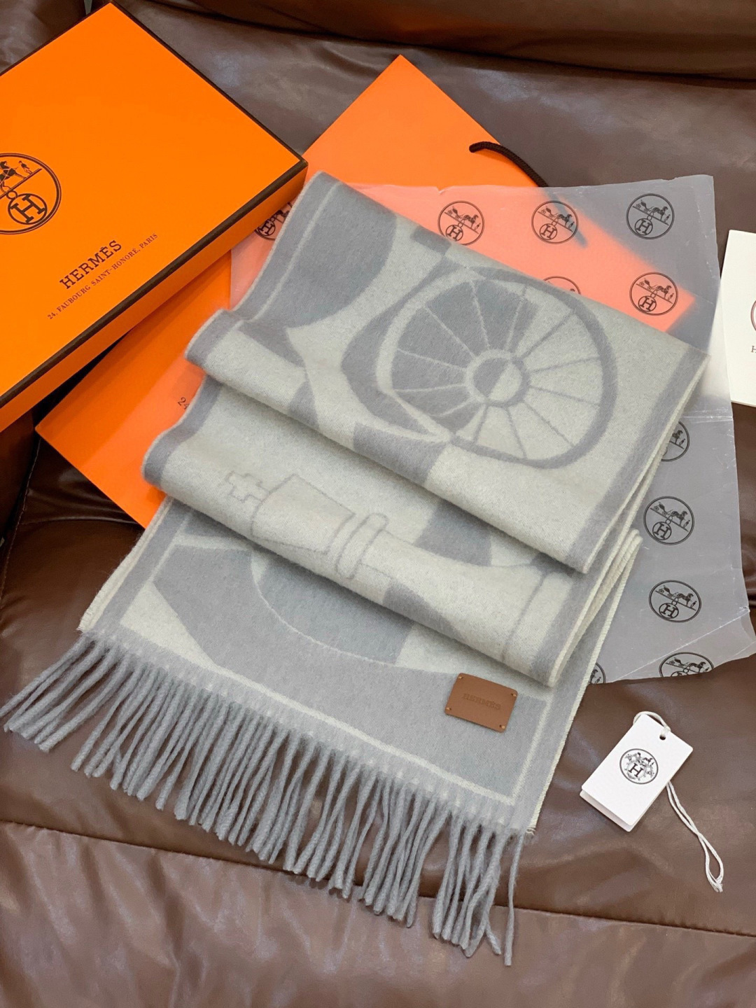 爱马仕👍巴黎时装展商务男士女士羊绒围巾。代工厂臻选上乘的超细羊绒纤维 进行纯手工精梳处理 耗时耗力 再以