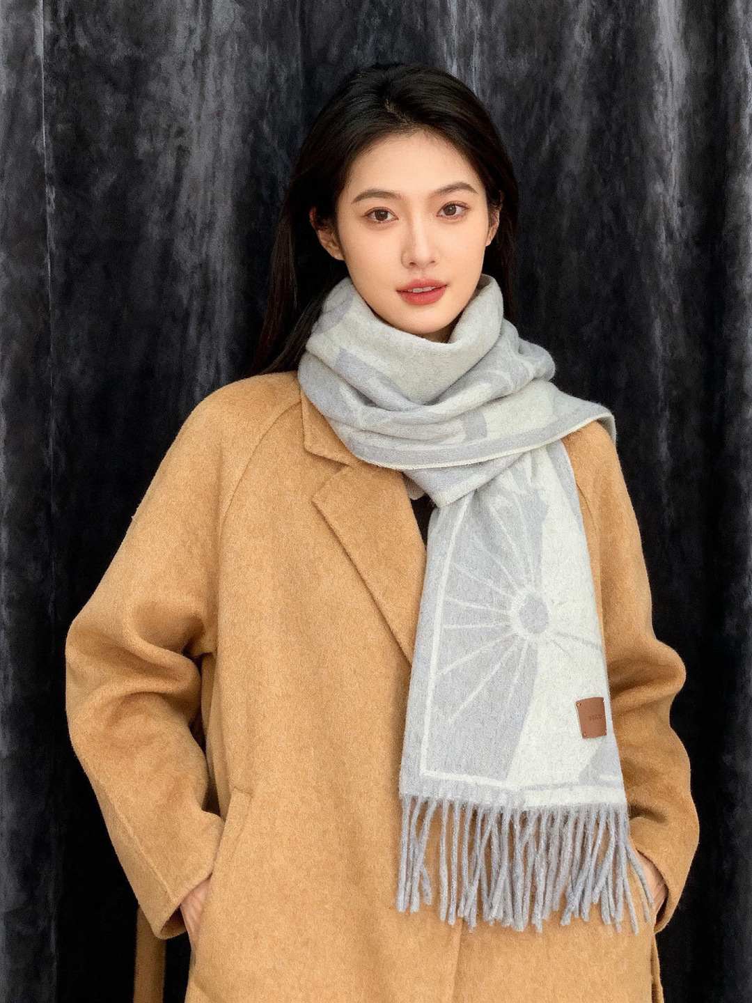 爱马仕👍巴黎时装展商务男士女士羊绒围巾。代工厂臻选上乘的超细羊绒纤维 进行纯手工精梳处理 耗时耗力 再以