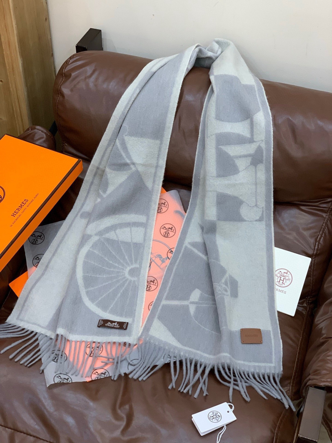 爱马仕👍巴黎时装展商务男士女士羊绒围巾。代工厂臻选上乘的超细羊绒纤维 进行纯手工精梳处理 耗时耗力 再以