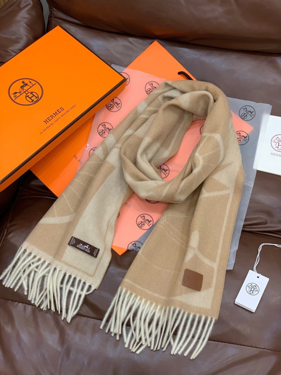 爱马仕👍巴黎时装展商务男士女士羊绒围巾。代工厂臻选上乘的超细羊绒纤维 进行纯手工精梳处理 耗时耗力 再以