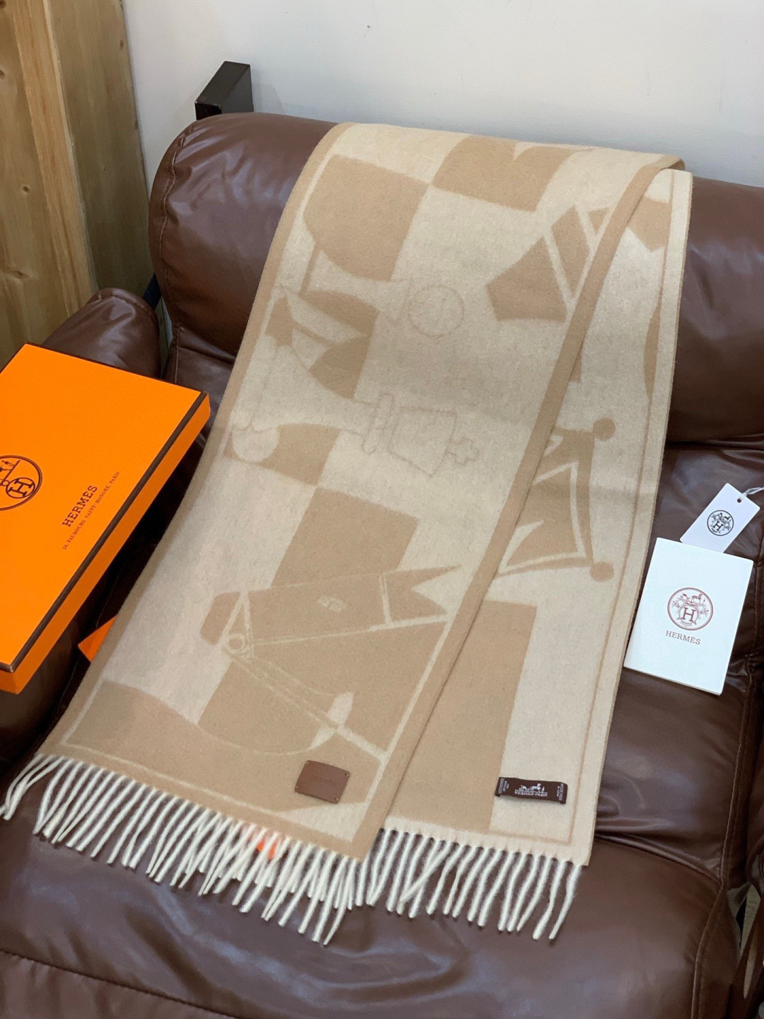 爱马仕👍巴黎时装展商务男士女士羊绒围巾。代工厂臻选上乘的超细羊绒纤维 进行纯手工精梳处理 耗时耗力 再以