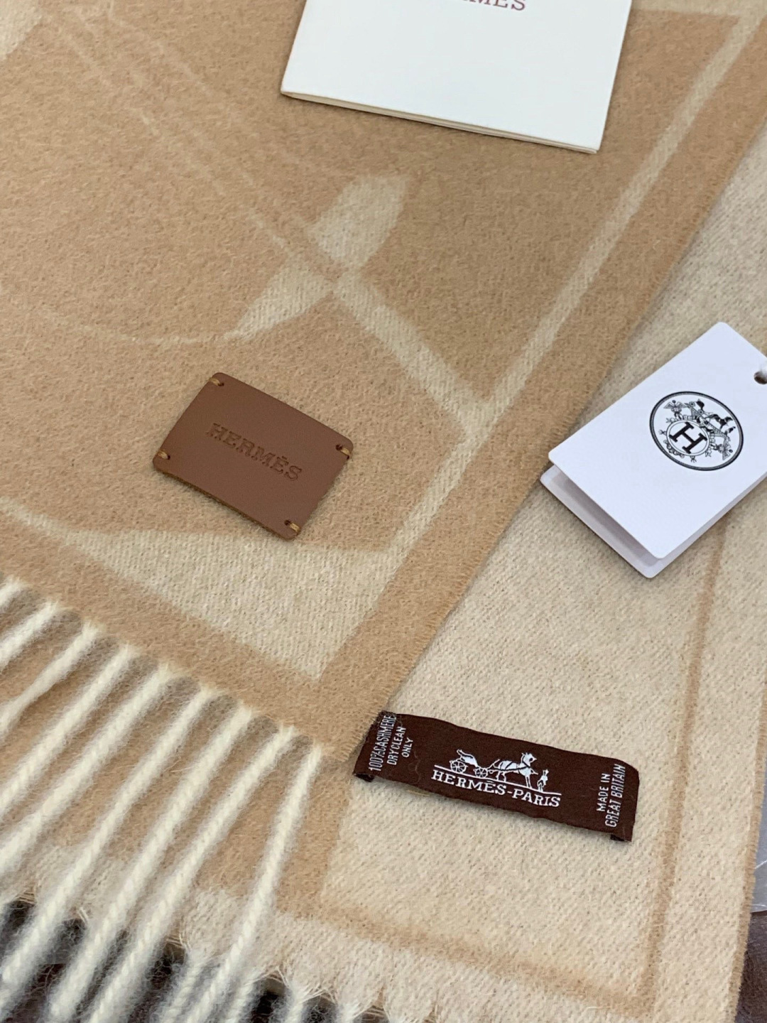 爱马仕👍巴黎时装展商务男士女士羊绒围巾。代工厂臻选上乘的超细羊绒纤维 进行纯手工精梳处理 耗时耗力 再以