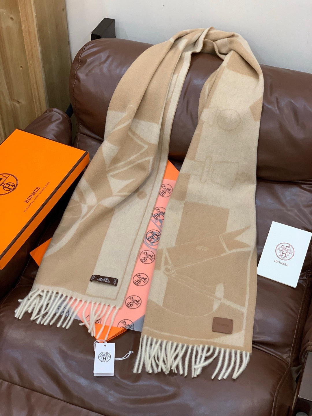 爱马仕👍巴黎时装展商务男士女士羊绒围巾。代工厂臻选上乘的超细羊绒纤维 进行纯手工精梳处理 耗时耗力 再以