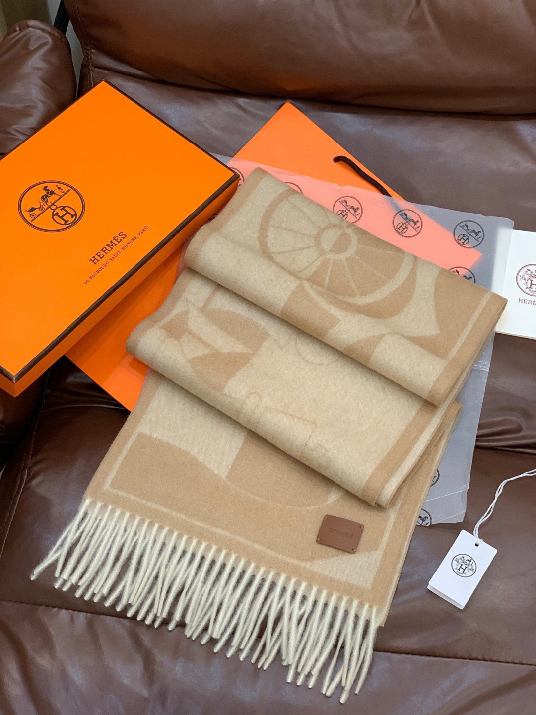 爱马仕👍巴黎时装展商务男士女士羊绒围巾。代工厂臻选上乘的超细羊绒纤维 进行纯手工精梳处理 耗时耗力 再以