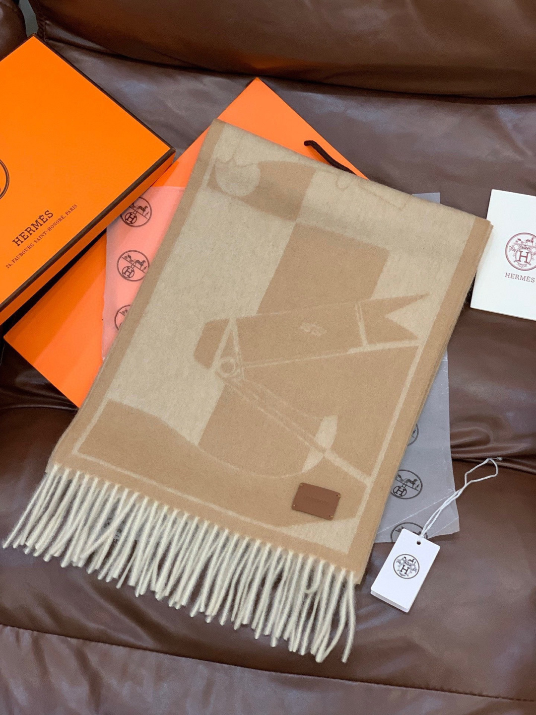 爱马仕👍巴黎时装展商务男士女士羊绒围巾。代工厂臻选上乘的超细羊绒纤维 进行纯手工精梳处理 耗时耗力 再以