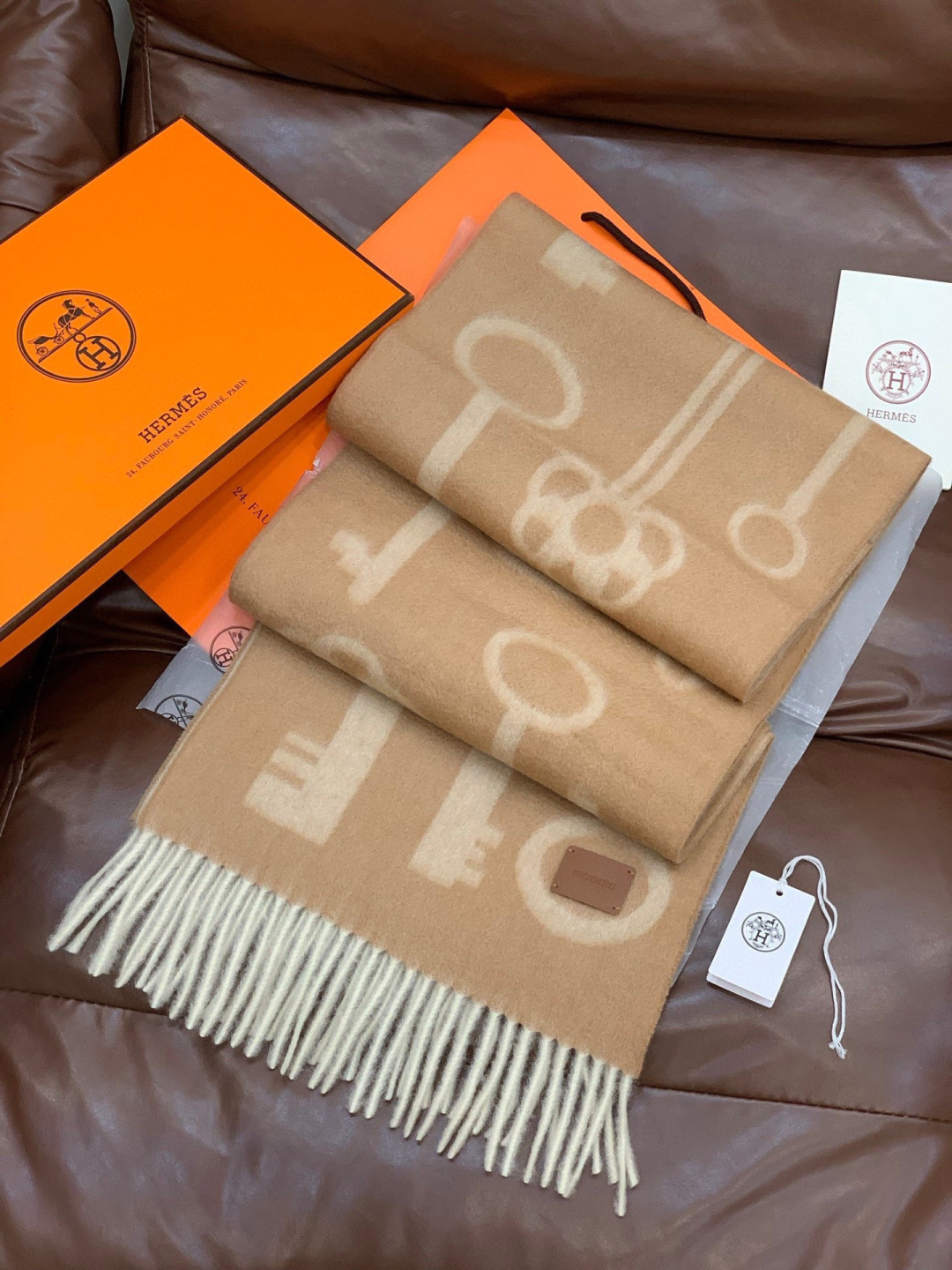 🆕上新爱马仕钥匙男女款这款围巾且买且珍惜😍~都是出口订单所以比较难遇❤️东西讲究少而精😍好看的一定要收😎