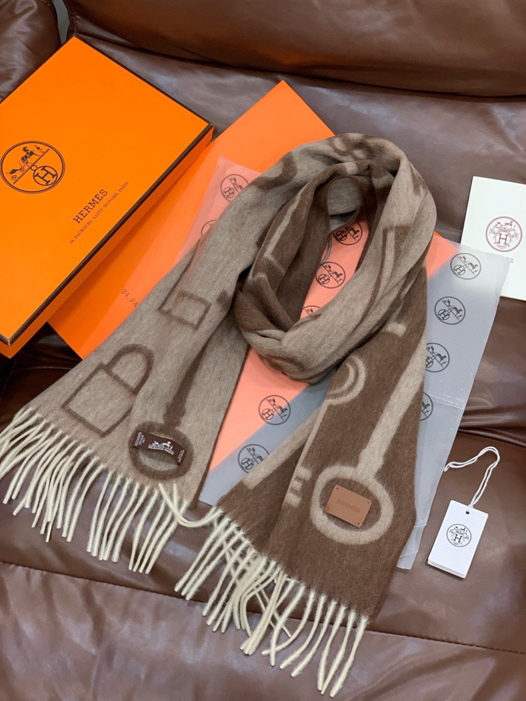 🆕上新爱马仕钥匙男女款这款围巾且买且珍惜😍~都是出口订单所以比较难遇❤️东西讲究少而精😍好看的一定要收😎
