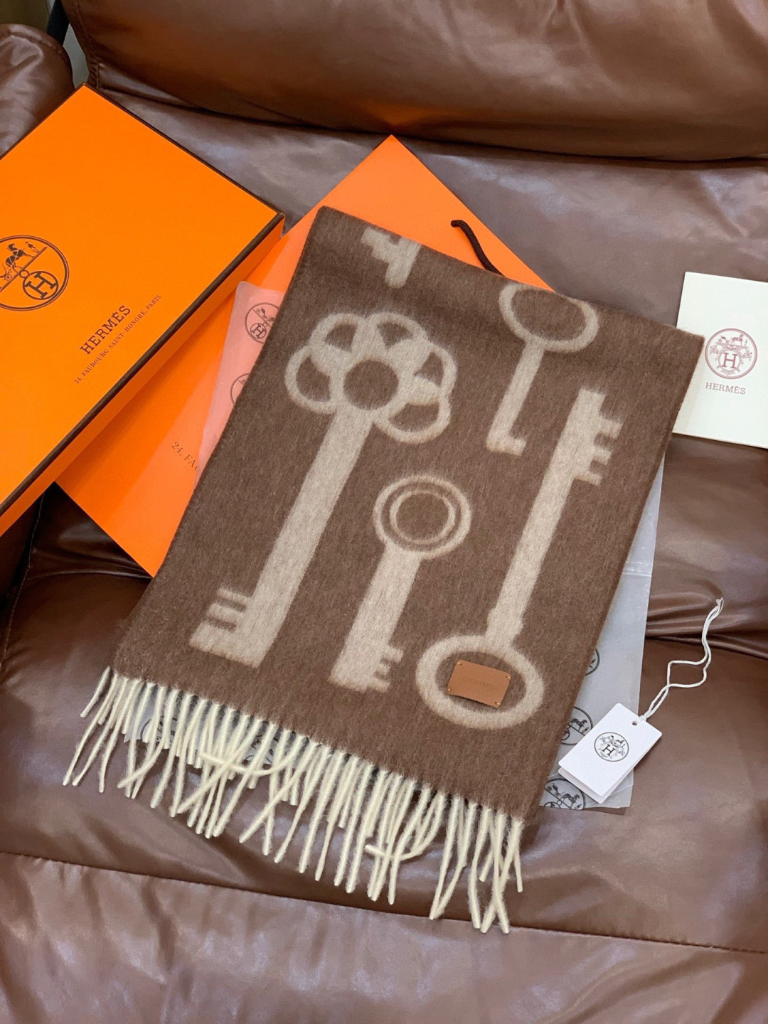 🆕上新爱马仕钥匙男女款这款围巾且买且珍惜😍~都是出口订单所以比较难遇❤️东西讲究少而精😍好看的一定要收😎