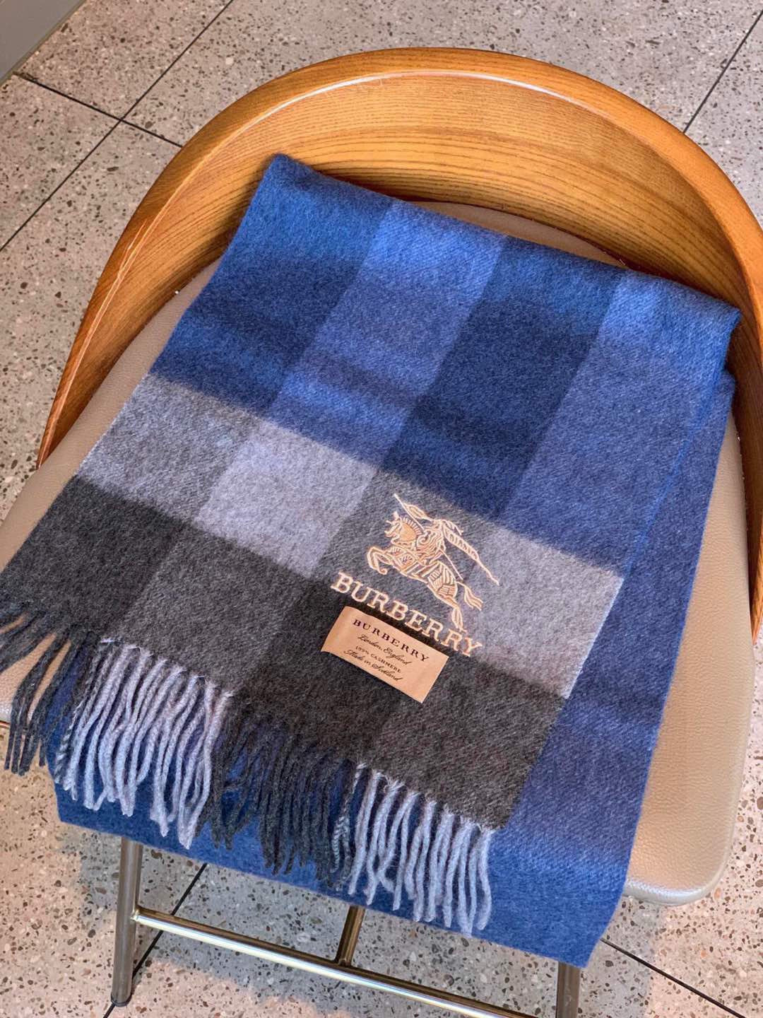 巴宝莉最新男士双色纯羊绒围巾👍我们的男款围巾且买且珍惜~~男款真的很少，一年也就出几款，都是出口订单所以