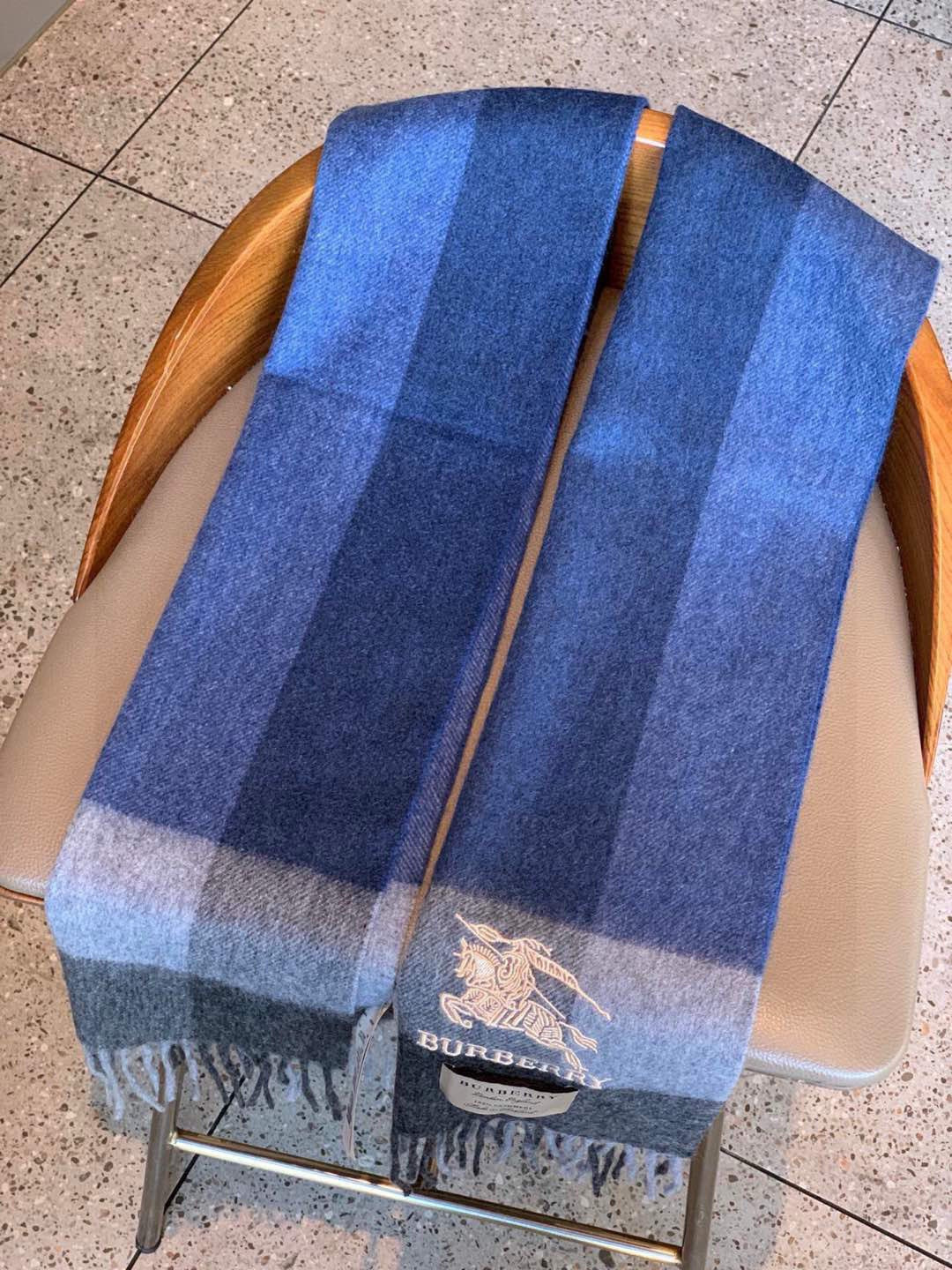 巴宝莉最新男士双色纯羊绒围巾👍我们的男款围巾且买且珍惜~~男款真的很少，一年也就出几款，都是出口订单所以