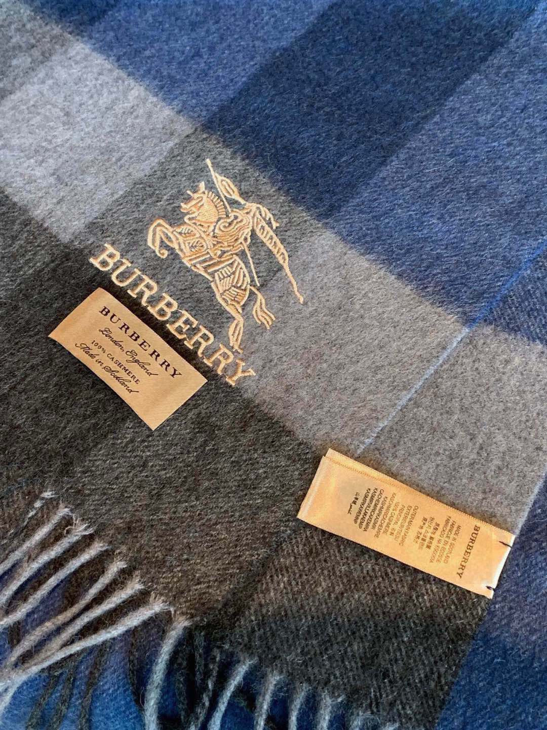 巴宝莉最新男士双色纯羊绒围巾👍我们的男款围巾且买且珍惜~~男款真的很少，一年也就出几款，都是出口订单所以