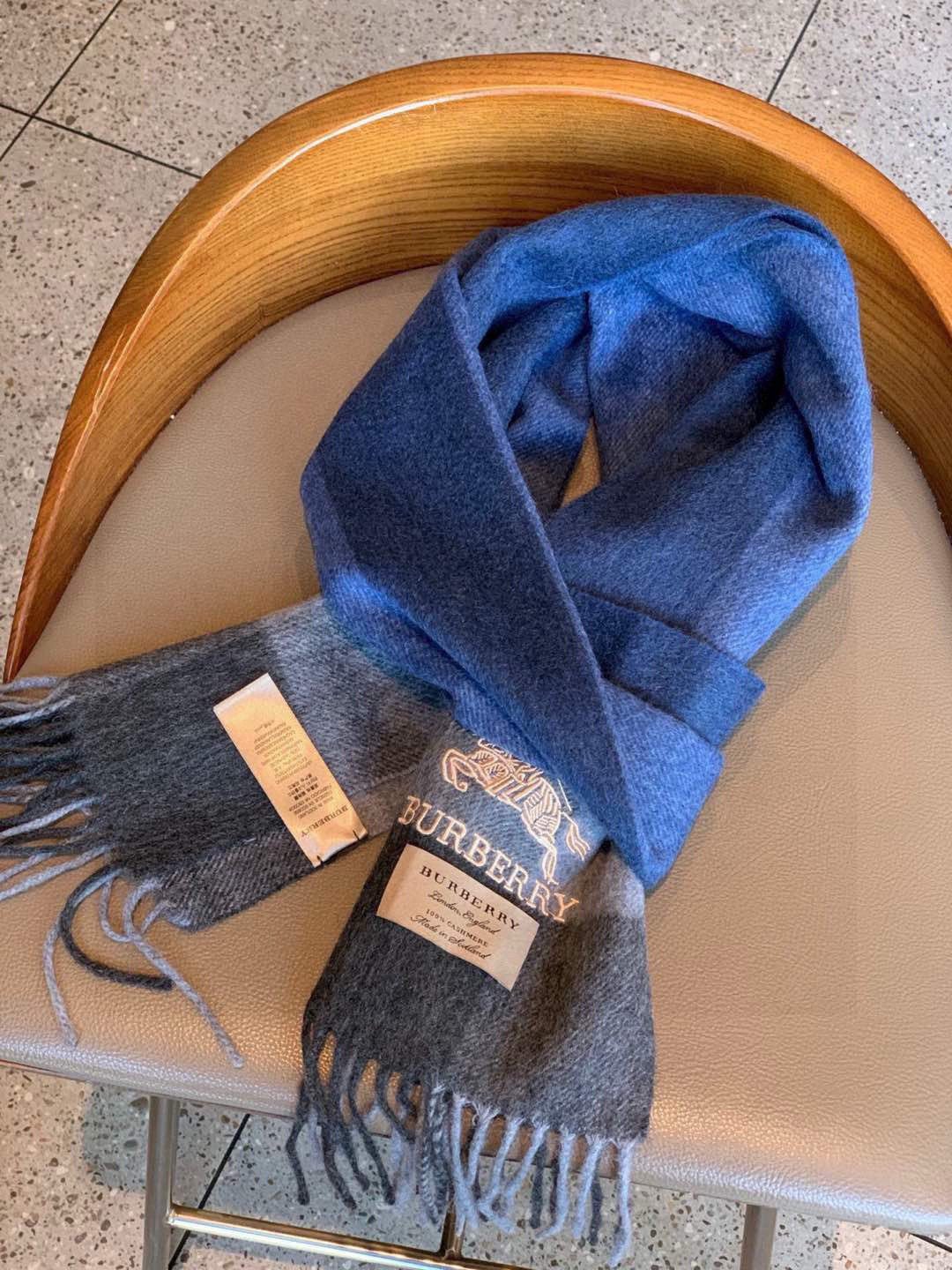 巴宝莉最新男士双色纯羊绒围巾👍我们的男款围巾且买且珍惜~~男款真的很少，一年也就出几款，都是出口订单所以