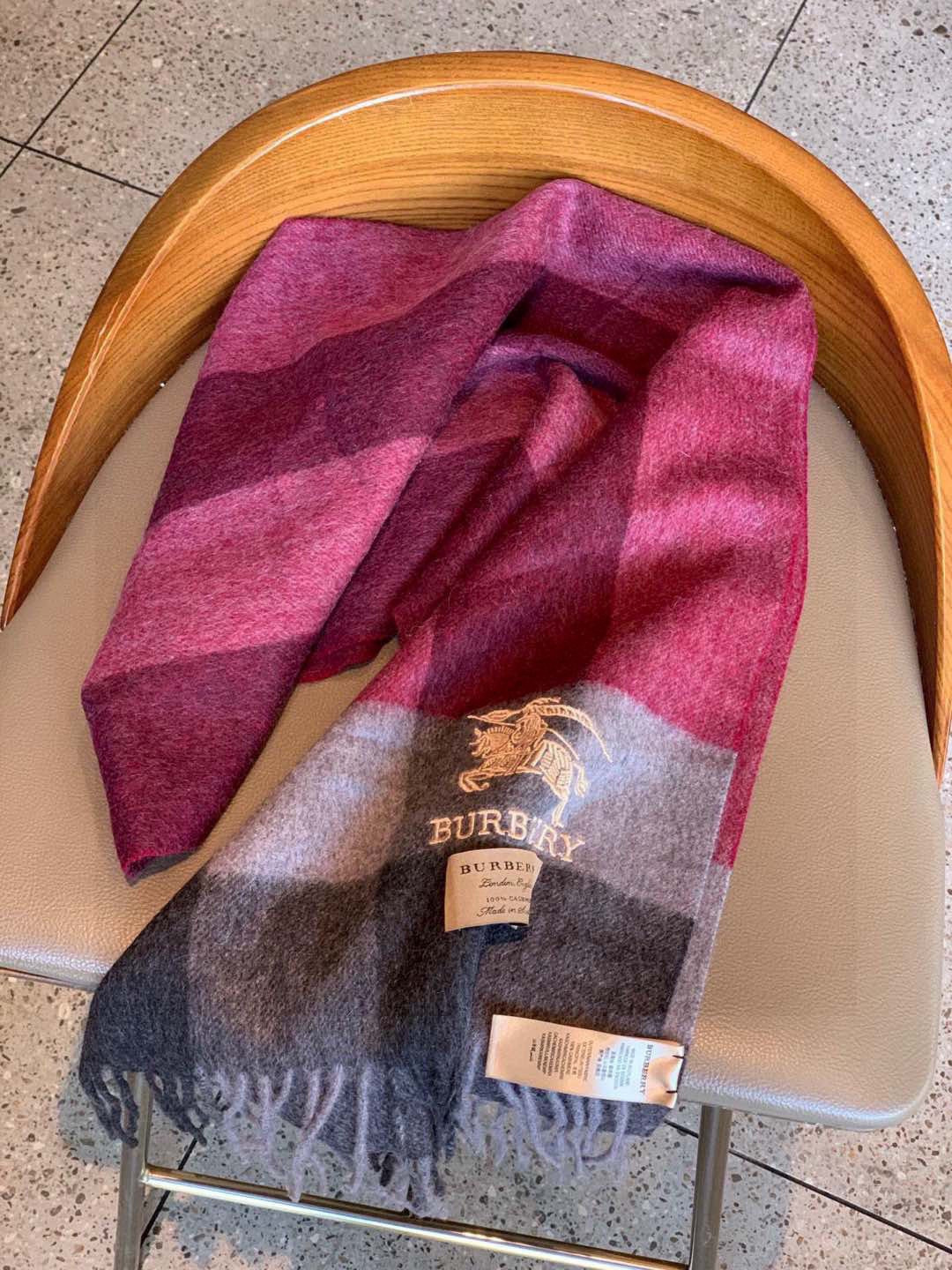 巴宝莉最新男士双色纯羊绒围巾👍我们的男款围巾且买且珍惜~~男款真的很少，一年也就出几款，都是出口订单所以