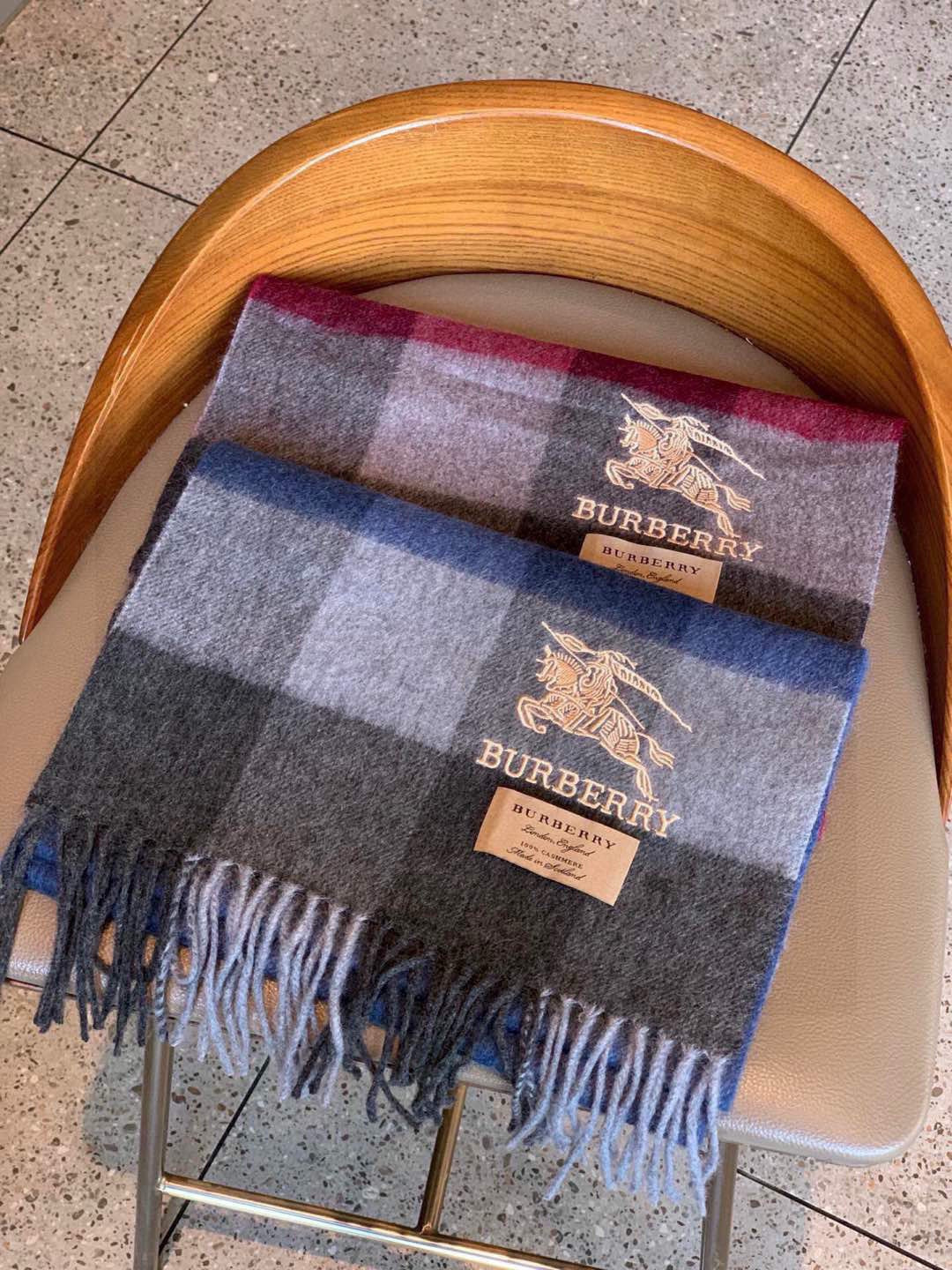 巴宝莉最新男士双色纯羊绒围巾👍我们的男款围巾且买且珍惜~~男款真的很少，一年也就出几款，都是出口订单所以