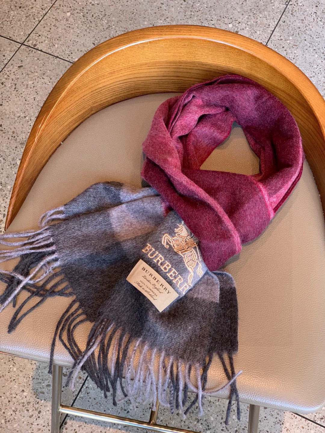 巴宝莉最新男士双色纯羊绒围巾👍我们的男款围巾且买且珍惜~~男款真的很少，一年也就出几款，都是出口订单所以