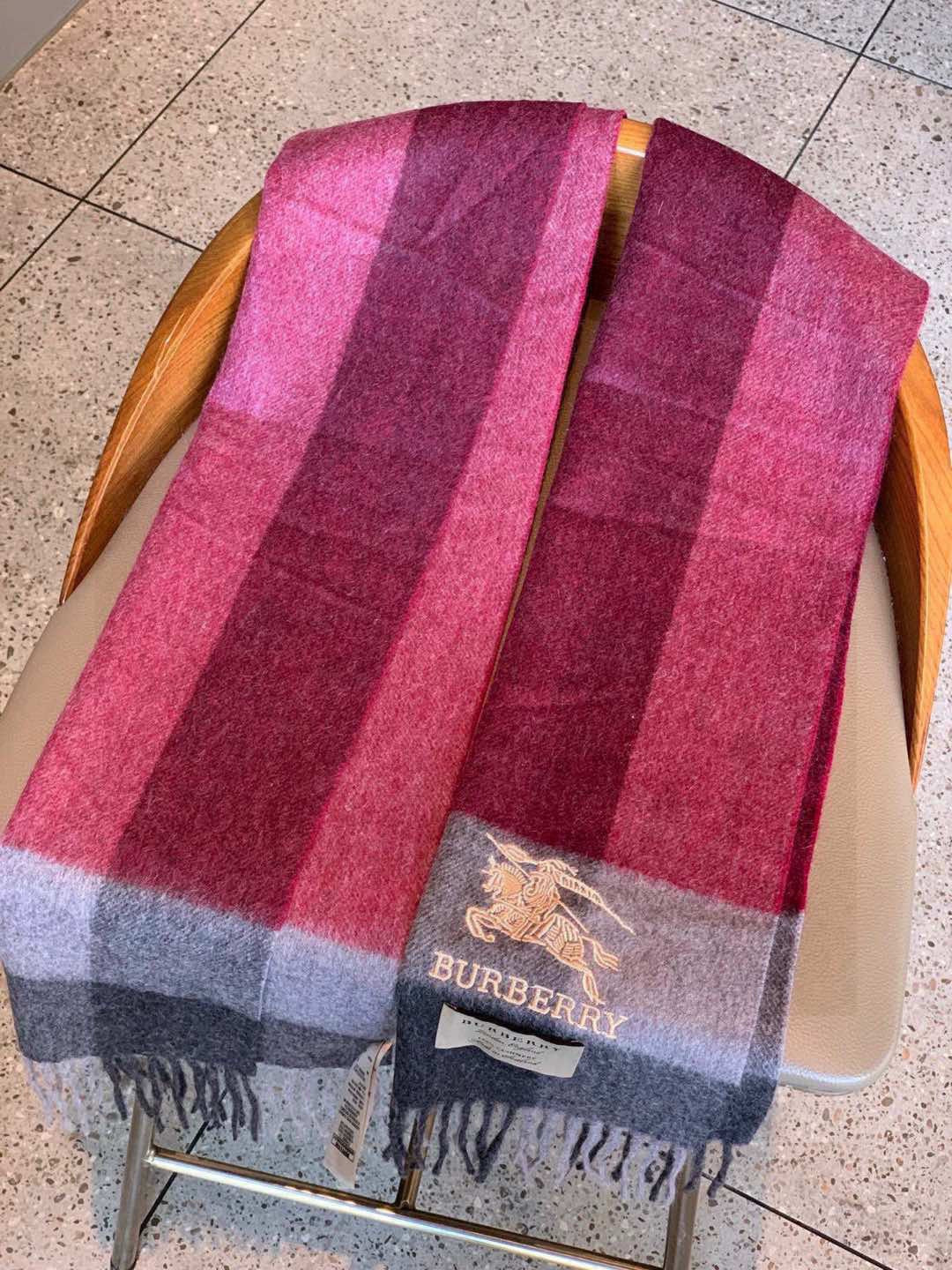 巴宝莉最新男士双色纯羊绒围巾👍我们的男款围巾且买且珍惜~~男款真的很少，一年也就出几款，都是出口订单所以