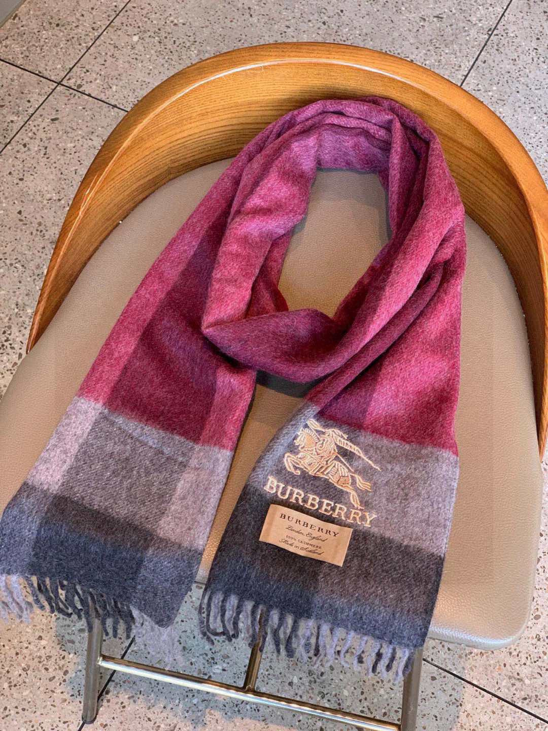 巴宝莉最新男士双色纯羊绒围巾👍我们的男款围巾且买且珍惜~~男款真的很少，一年也就出几款，都是出口订单所以