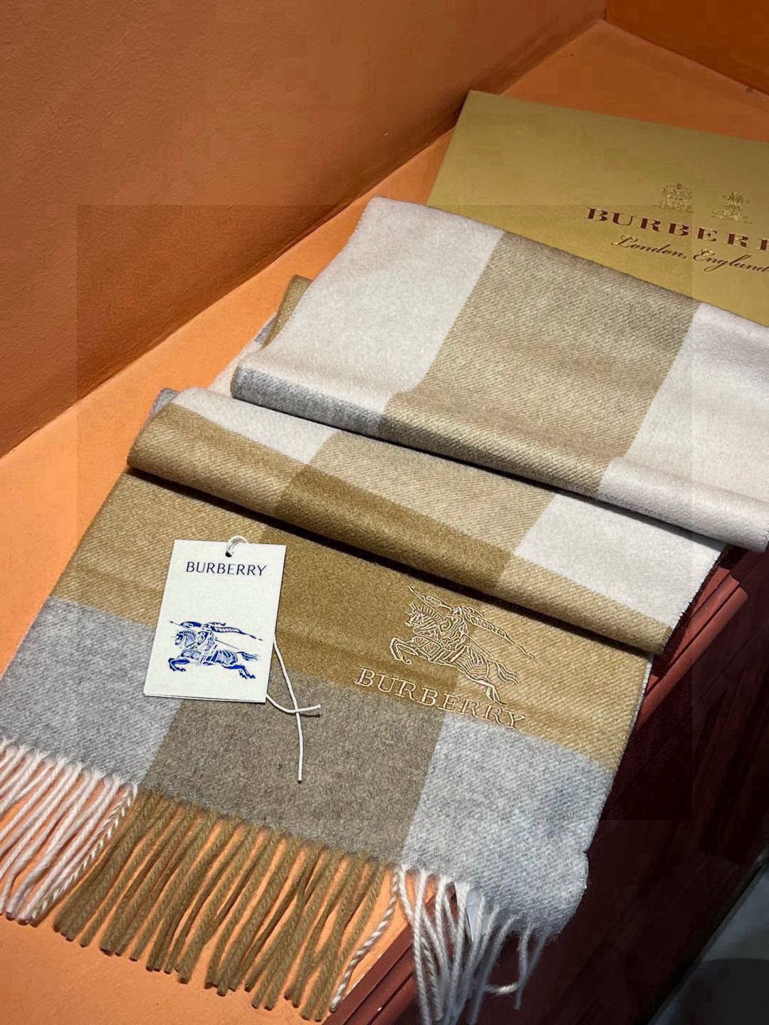 ✔️重磅推荐❗️巴宝莉 新品 ·情侣款 羊绒围巾❗️臻选上乘的山羊绒纤维，耗时耗力，再以清泉水浸泡涤荡，