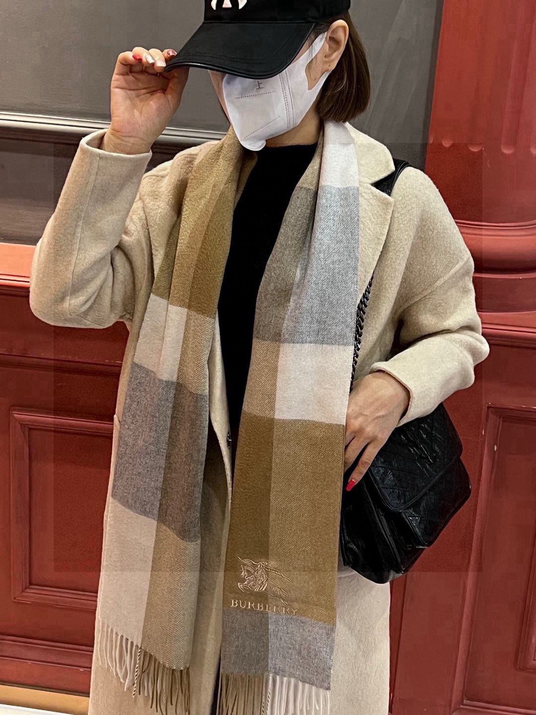 ✔️重磅推荐❗️巴宝莉 新品 ·情侣款 羊绒围巾❗️臻选上乘的山羊绒纤维，耗时耗力，再以清泉水浸泡涤荡，