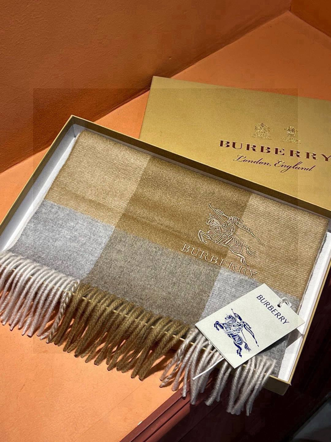 ✔️重磅推荐❗️巴宝莉 新品 ·情侣款 羊绒围巾❗️臻选上乘的山羊绒纤维，耗时耗力，再以清泉水浸泡涤荡，