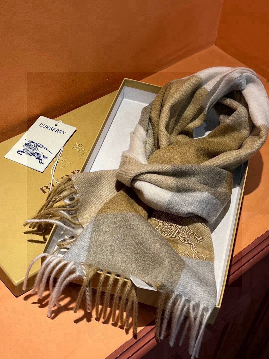 ✔️重磅推荐❗️巴宝莉 新品 ·情侣款 羊绒围巾❗️臻选上乘的山羊绒纤维，耗时耗力，再以清泉水浸泡涤荡，