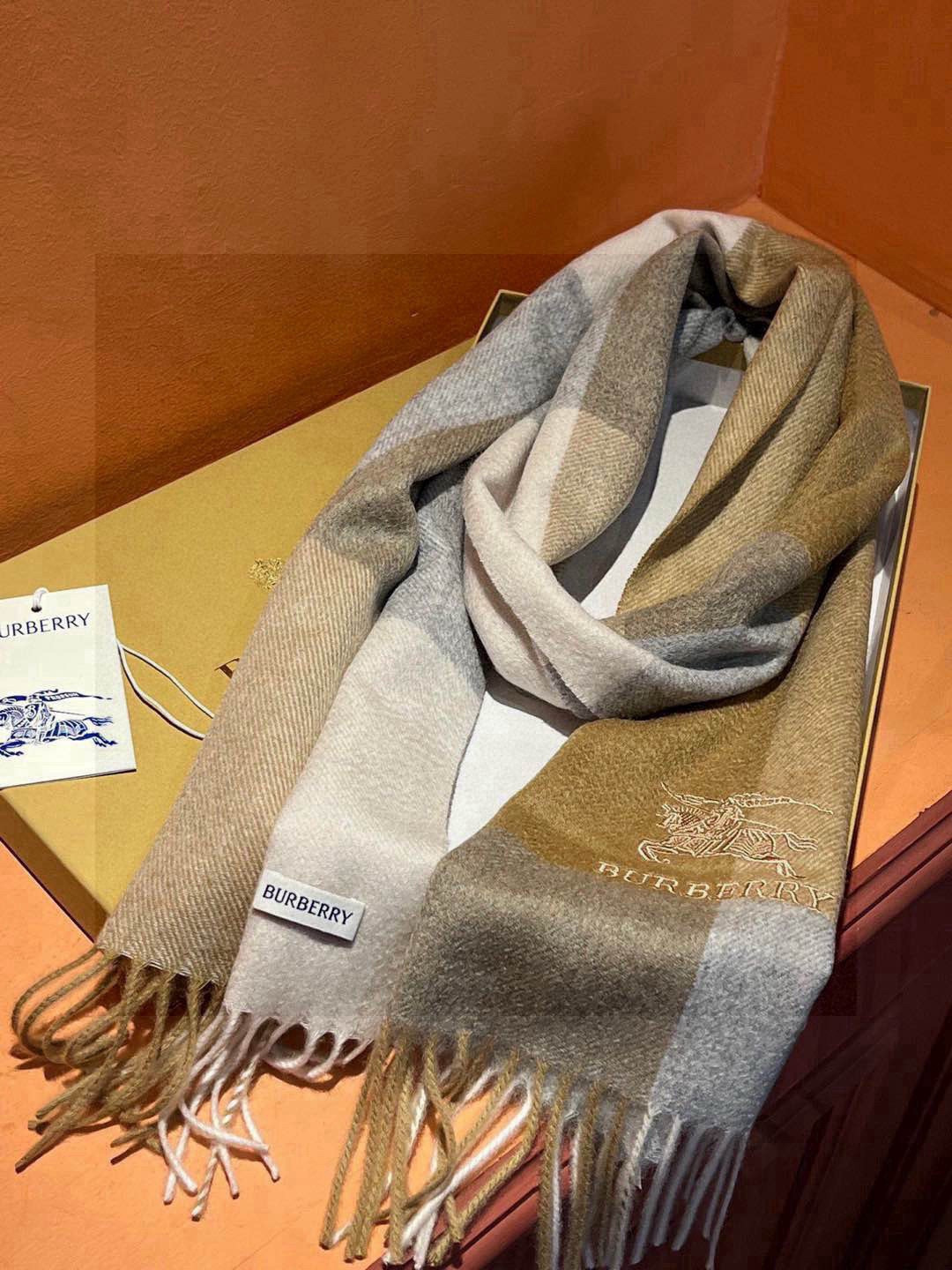 ✔️重磅推荐❗️巴宝莉 新品 ·情侣款 羊绒围巾❗️臻选上乘的山羊绒纤维，耗时耗力，再以清泉水浸泡涤荡，