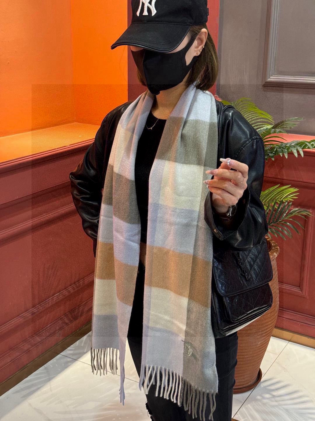 ✔️重磅推荐❗️巴宝莉 新品 ·情侣款 羊绒围巾❗️臻选上乘的山羊绒纤维，耗时耗力，再以清泉水浸泡涤荡，