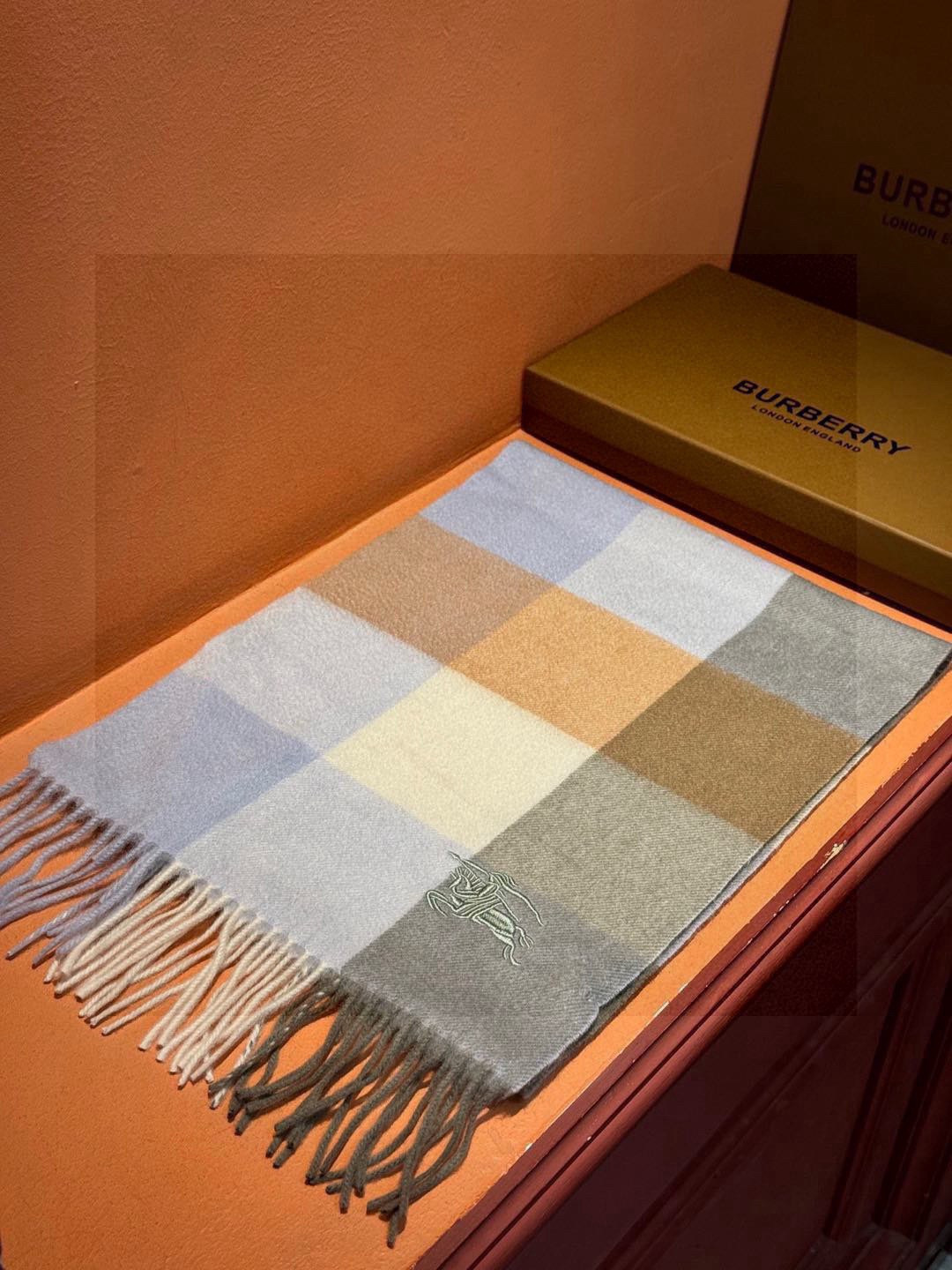 ✔️重磅推荐❗️巴宝莉 新品 ·情侣款 羊绒围巾❗️臻选上乘的山羊绒纤维，耗时耗力，再以清泉水浸泡涤荡，