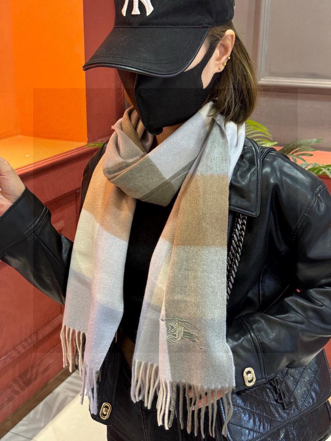 ✔️重磅推荐❗️巴宝莉 新品 ·情侣款 羊绒围巾❗️臻选上乘的山羊绒纤维，耗时耗力，再以清泉水浸泡涤荡，