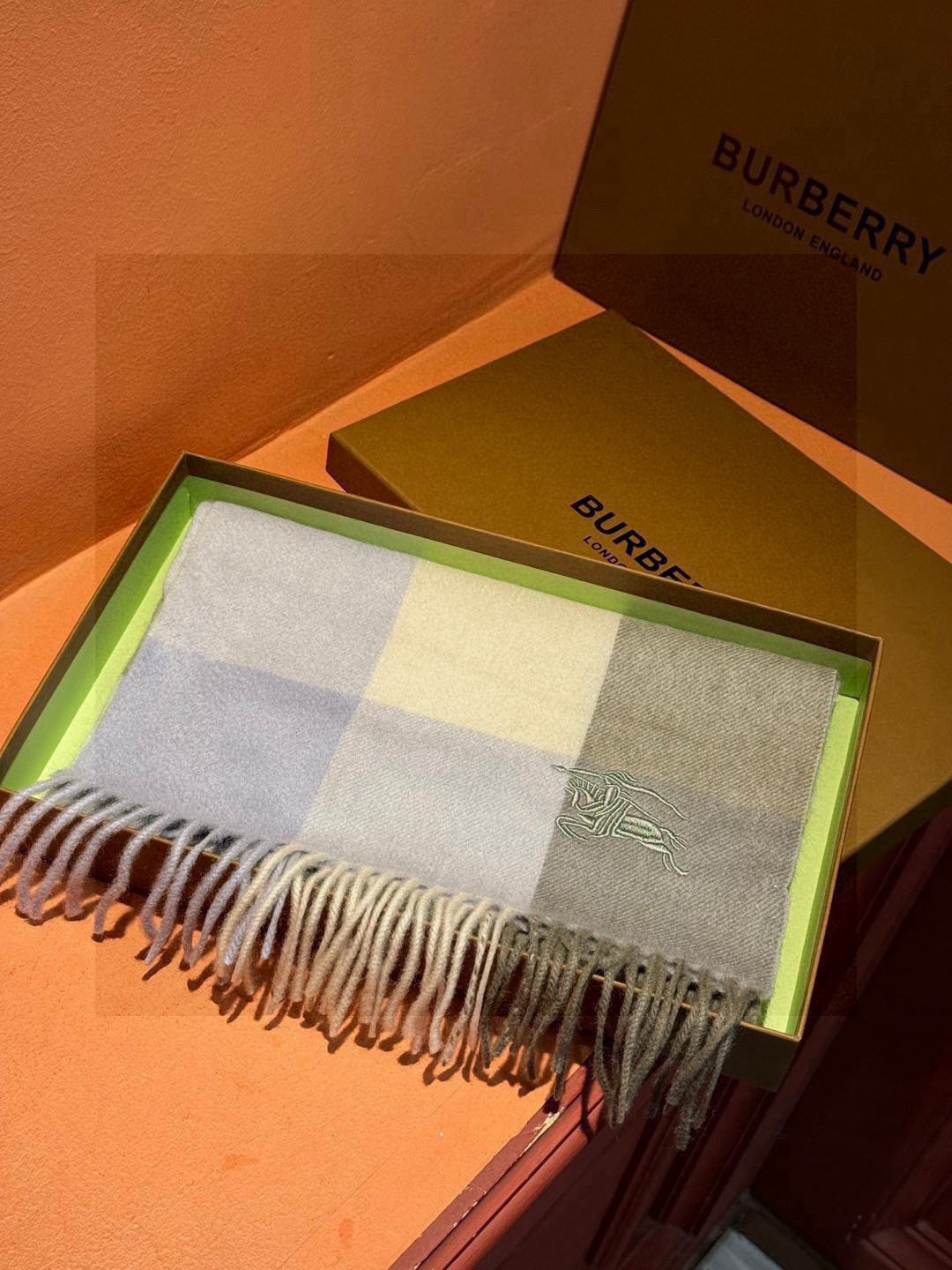 ✔️重磅推荐❗️巴宝莉 新品 ·情侣款 羊绒围巾❗️臻选上乘的山羊绒纤维，耗时耗力，再以清泉水浸泡涤荡，