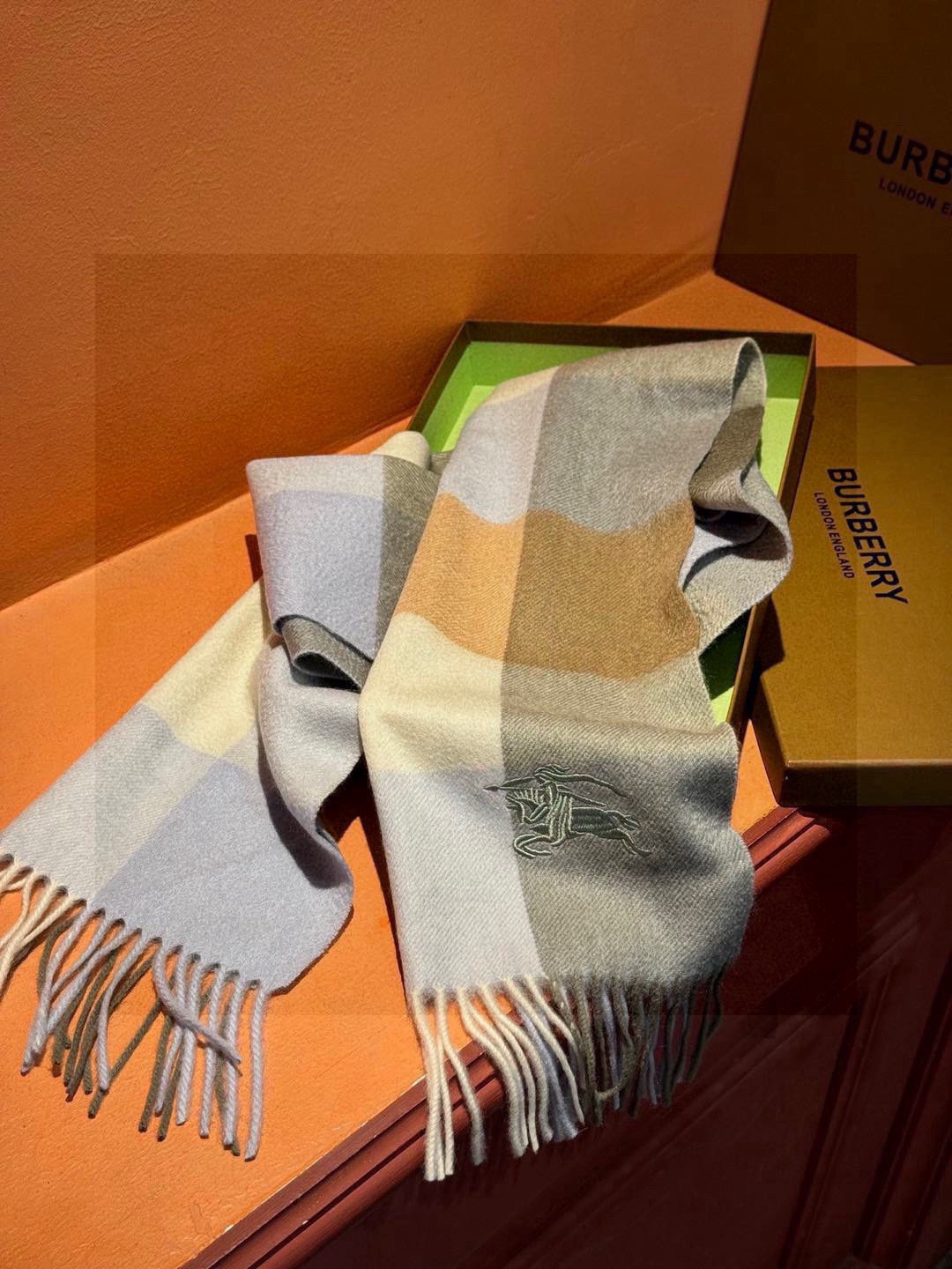 ✔️重磅推荐❗️巴宝莉 新品 ·情侣款 羊绒围巾❗️臻选上乘的山羊绒纤维，耗时耗力，再以清泉水浸泡涤荡，