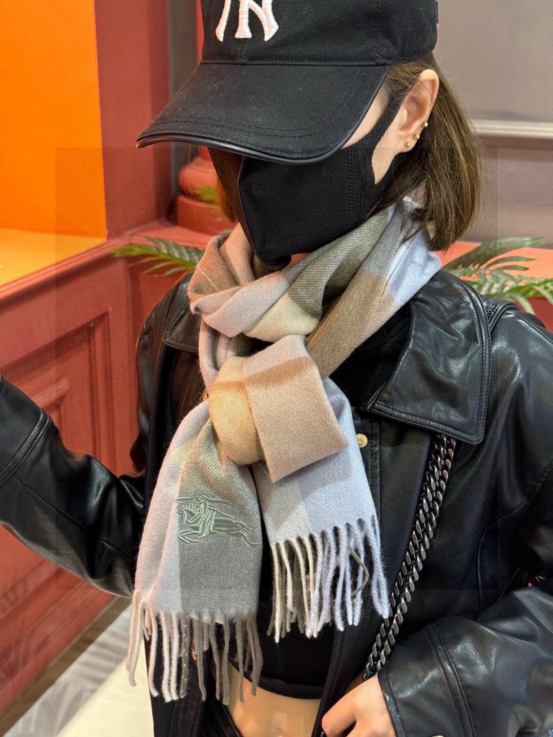 ✔️重磅推荐❗️巴宝莉 新品 ·情侣款 羊绒围巾❗️臻选上乘的山羊绒纤维，耗时耗力，再以清泉水浸泡涤荡，