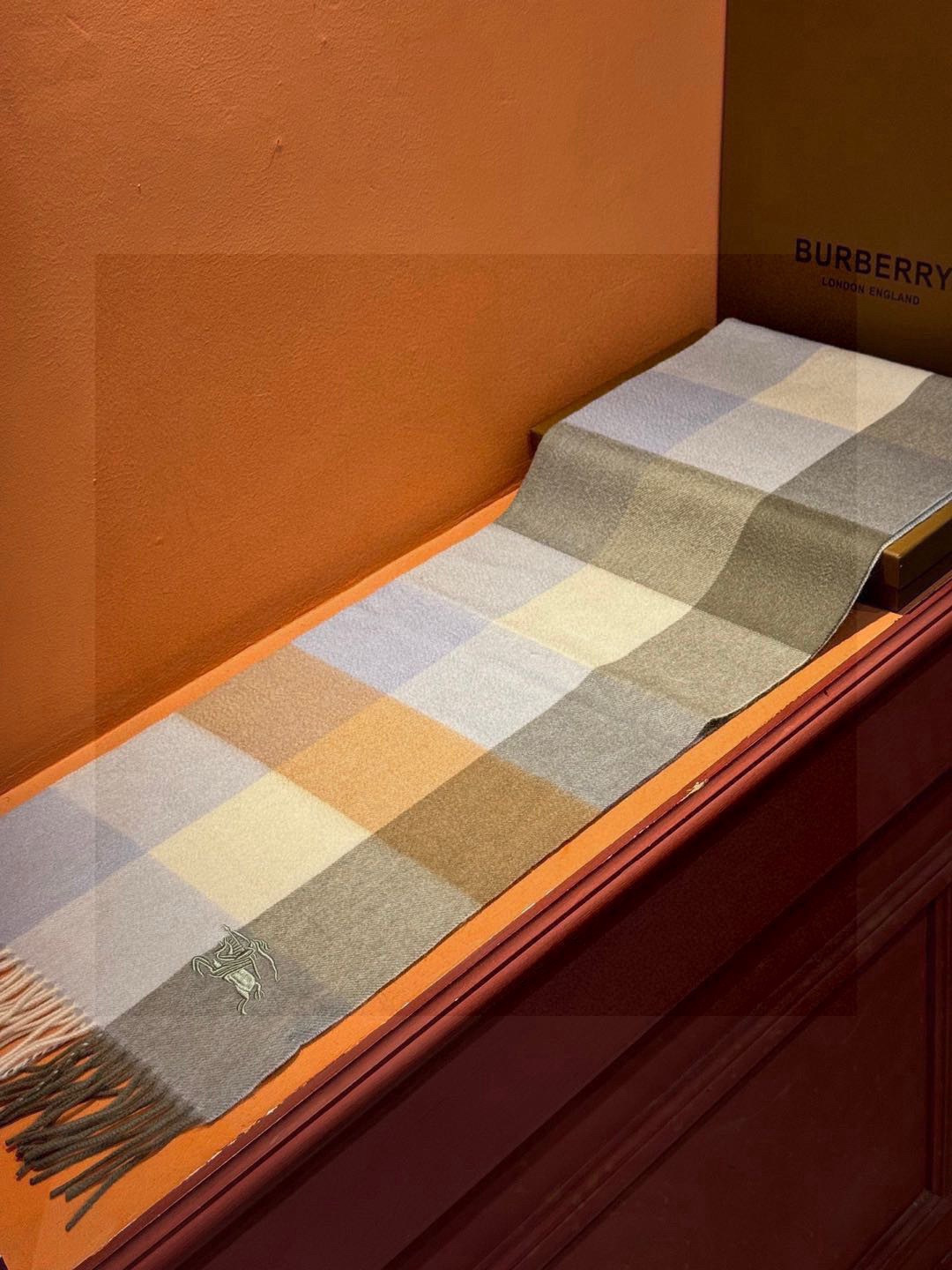 ✔️重磅推荐❗️巴宝莉 新品 ·情侣款 羊绒围巾❗️臻选上乘的山羊绒纤维，耗时耗力，再以清泉水浸泡涤荡，