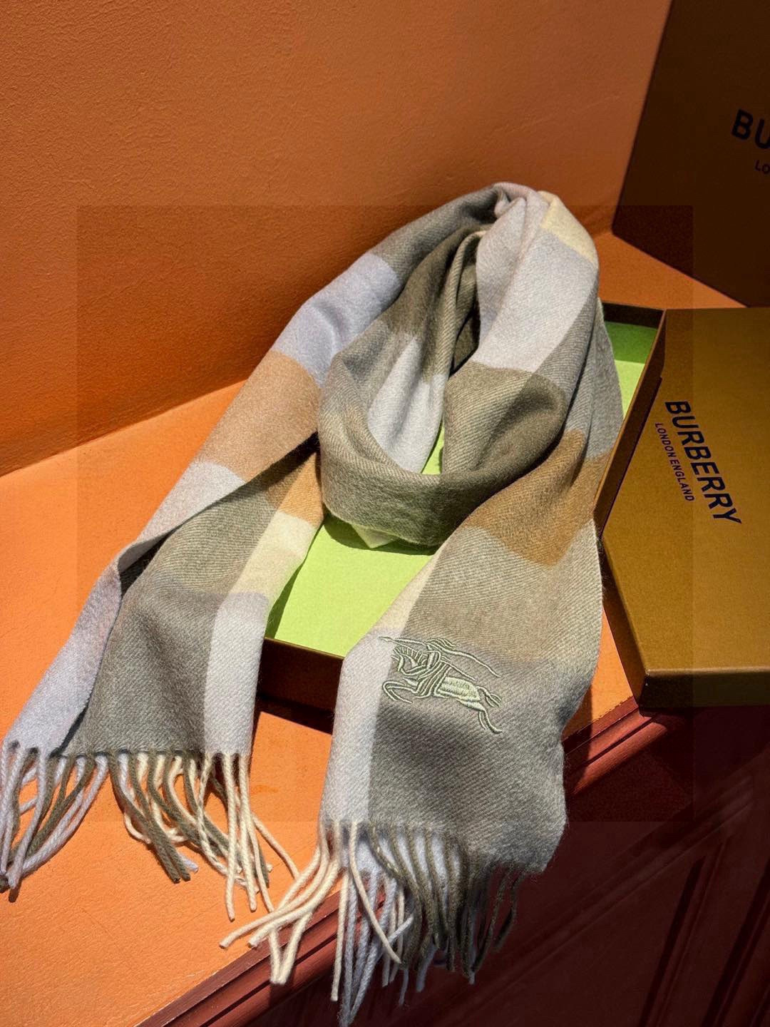 ✔️重磅推荐❗️巴宝莉 新品 ·情侣款 羊绒围巾❗️臻选上乘的山羊绒纤维，耗时耗力，再以清泉水浸泡涤荡，