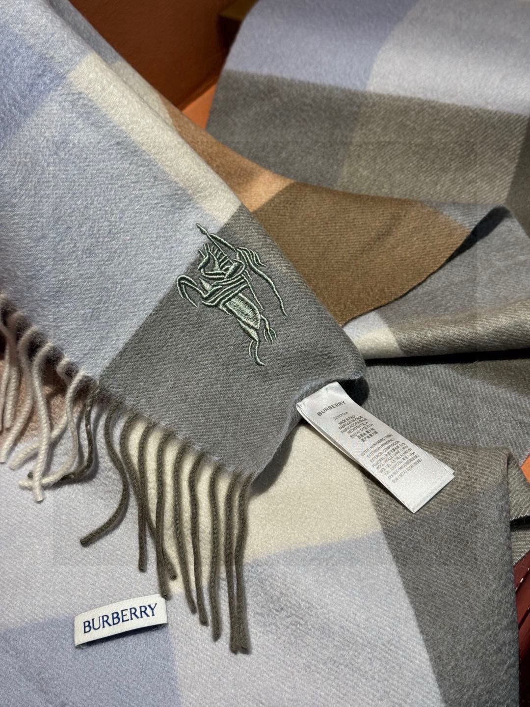 ✔️重磅推荐❗️巴宝莉 新品 ·情侣款 羊绒围巾❗️臻选上乘的山羊绒纤维，耗时耗力，再以清泉水浸泡涤荡，