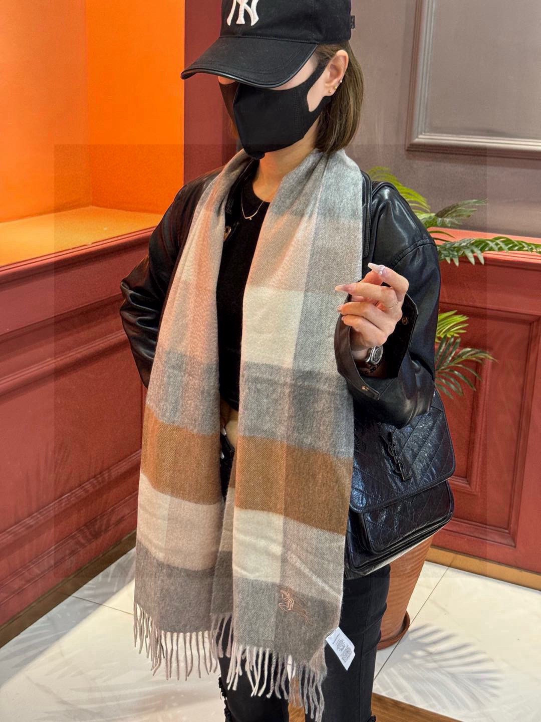 ✔️重磅推荐❗️巴宝莉 新品 ·情侣款 羊绒围巾❗️臻选上乘的山羊绒纤维，耗时耗力，再以清泉水浸泡涤荡，