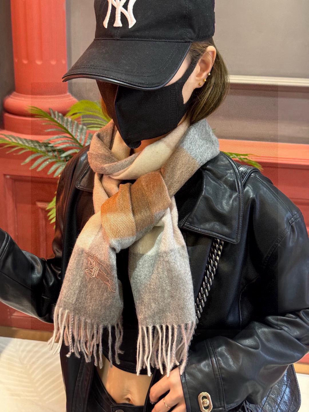 ✔️重磅推荐❗️巴宝莉 新品 ·情侣款 羊绒围巾❗️臻选上乘的山羊绒纤维，耗时耗力，再以清泉水浸泡涤荡，